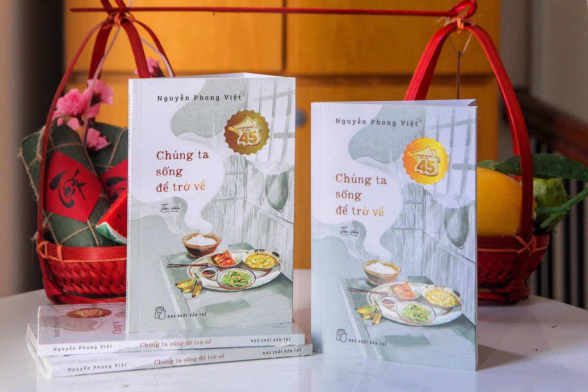 Sách "Chúng ta sống để trở về" của tác giả Nguyễn Phong Việt do NXB Trẻ ấn hành. Ảnh: NXB