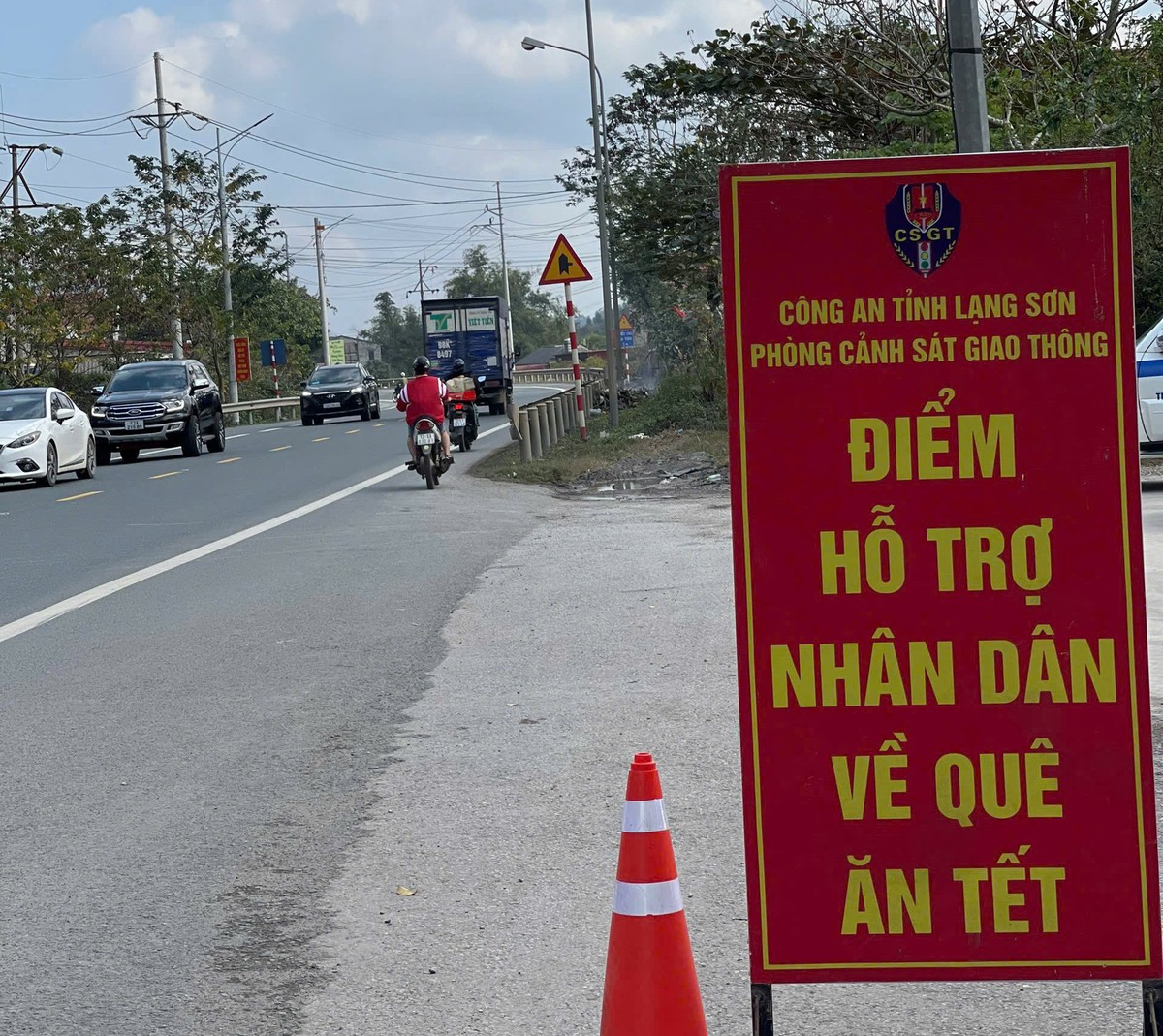 Cảnh sát giao thông Lạng Sơn phát nước uống, khăn lạnh, sữa cho người dân về quê ăn Tết- Ảnh 1. Cảnh sát giao thông Lạng Sơn phát nước uống, khăn lạnh, sữa cho người dân về quê ăn Tết- Ảnh 1.