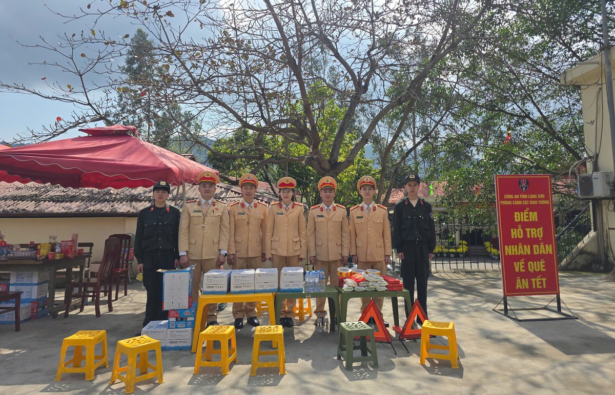 Cảnh sát giao thông Lạng Sơn phát nước uống, khăn lạnh, sữa cho người dân về quê ăn Tết- Ảnh 3. Cảnh sát giao thông Lạng Sơn phát nước uống, khăn lạnh, sữa cho người dân về quê ăn Tết- Ảnh 3.