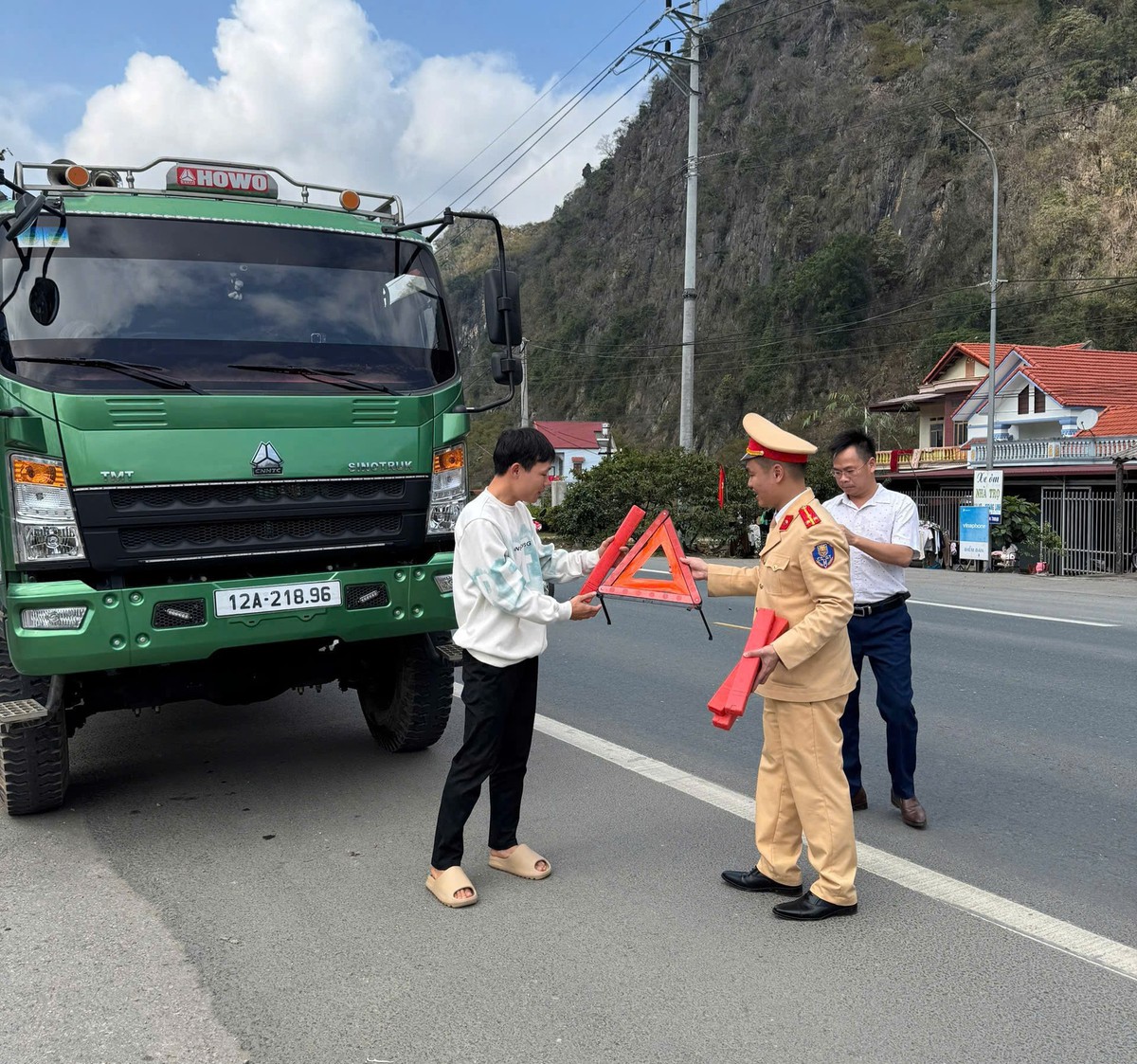 Cảnh sát giao thông Lạng Sơn phát nước uống, khăn lạnh, sữa cho người dân về quê ăn Tết- Ảnh 4. Cảnh sát giao thông Lạng Sơn phát nước uống, khăn lạnh, sữa cho người dân về quê ăn Tết- Ảnh 4.