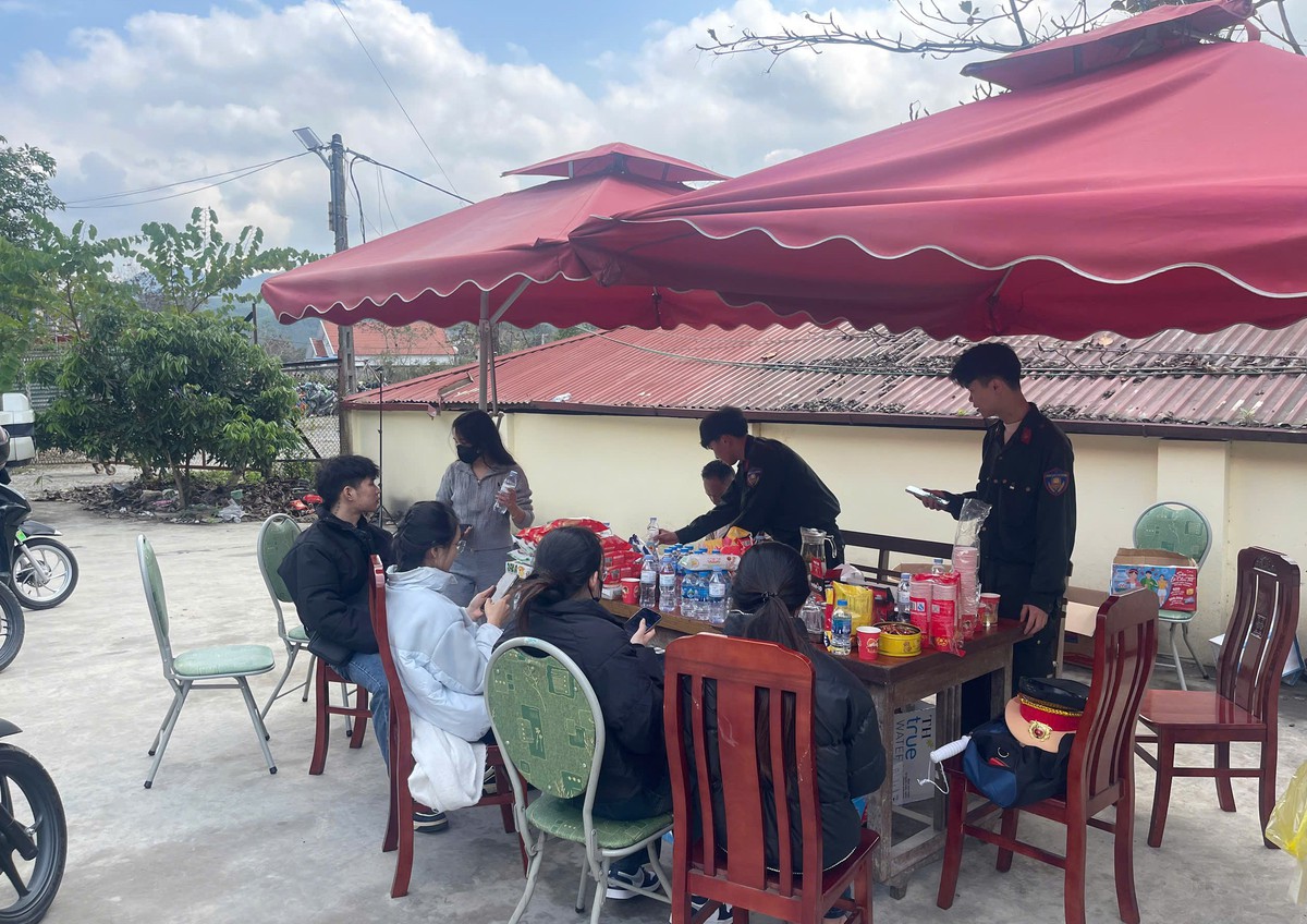 Cảnh sát giao thông Lạng Sơn phát nước uống, khăn lạnh, sữa cho người dân về quê ăn Tết- Ảnh 5. Cảnh sát giao thông Lạng Sơn phát nước uống, khăn lạnh, sữa cho người dân về quê ăn Tết- Ảnh 5.