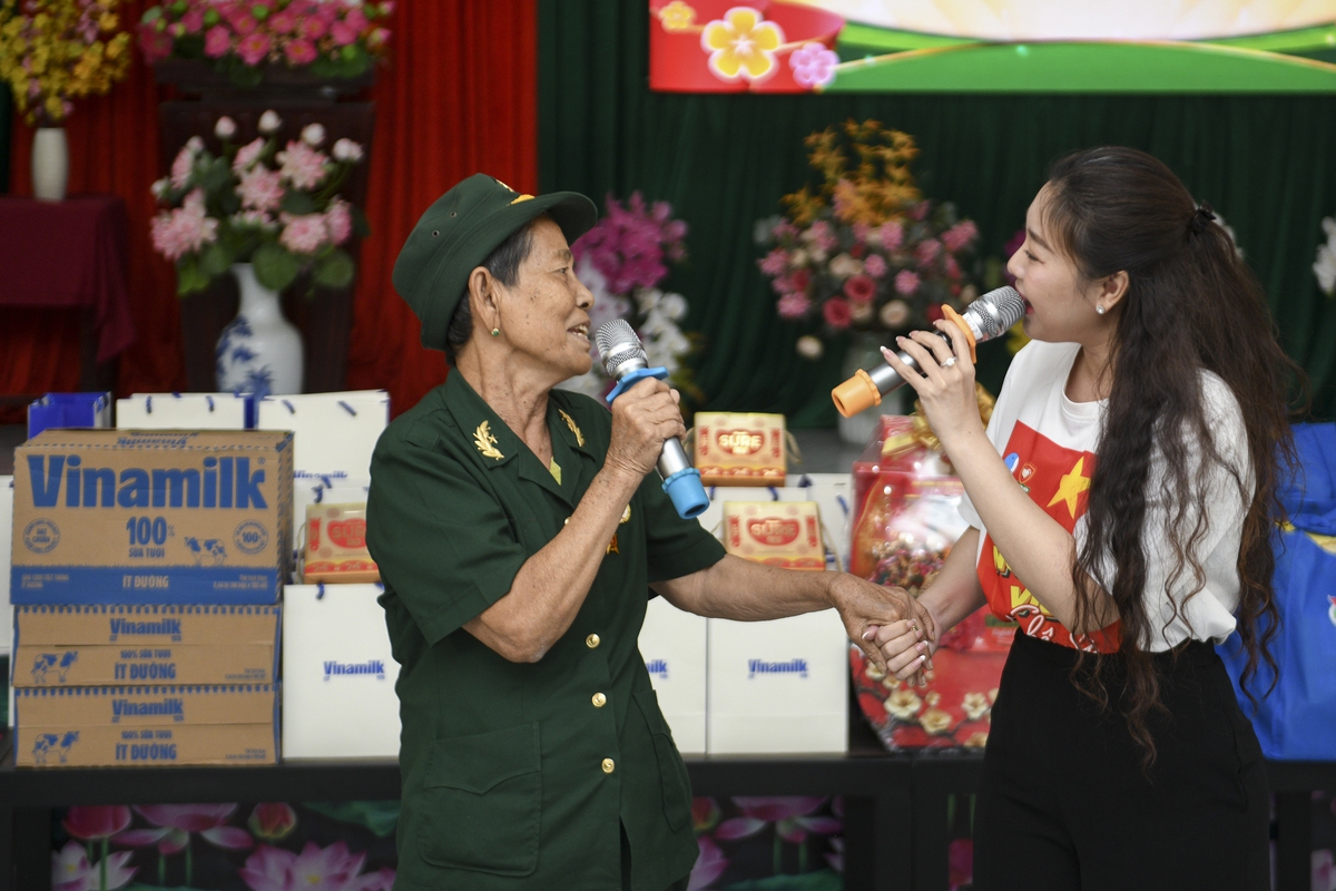 Vinamilk triển khai nhiều hoạt động chăm lo Tết cho người có công và người lao động- Ảnh 3. Vinamilk triển khai nhiều hoạt động chăm lo Tết cho người có công và người lao động- Ảnh 3.