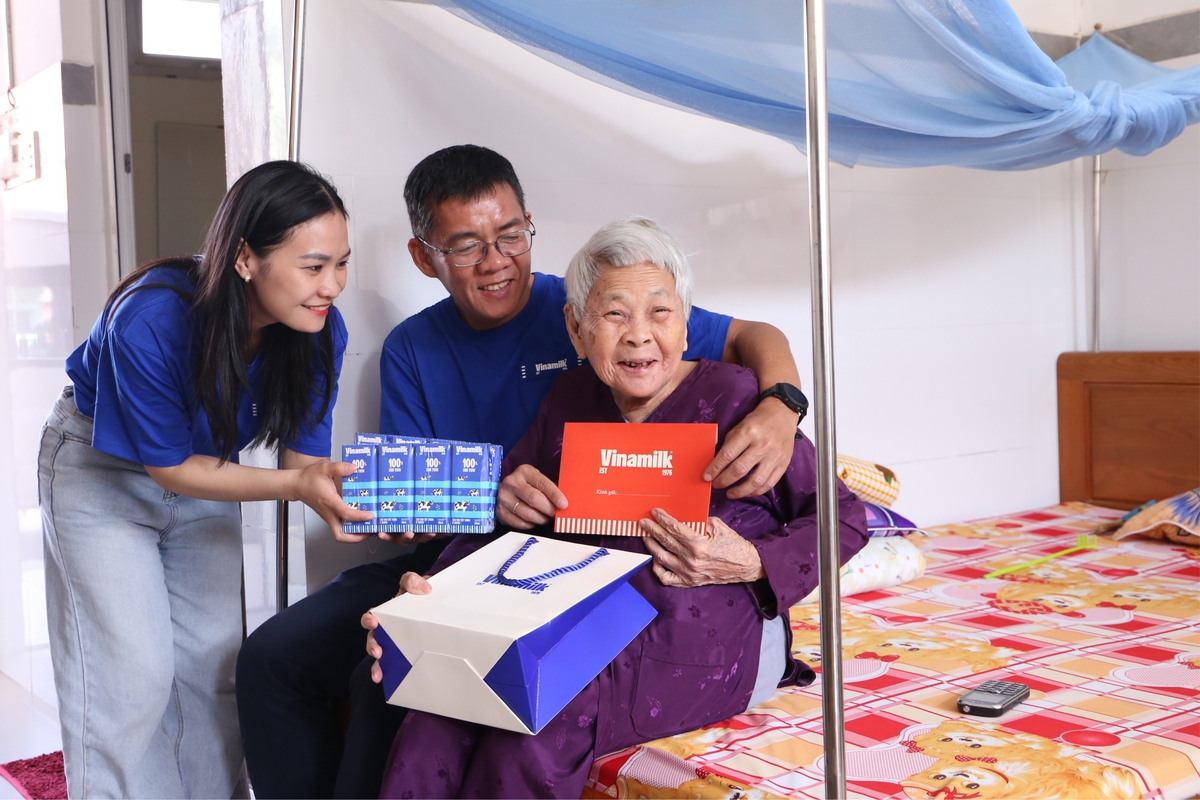 Vinamilk triển khai nhiều hoạt động chăm lo Tết cho người có công và người lao động- Ảnh 4. Vinamilk triển khai nhiều hoạt động chăm lo Tết cho người có công và người lao động- Ảnh 4.