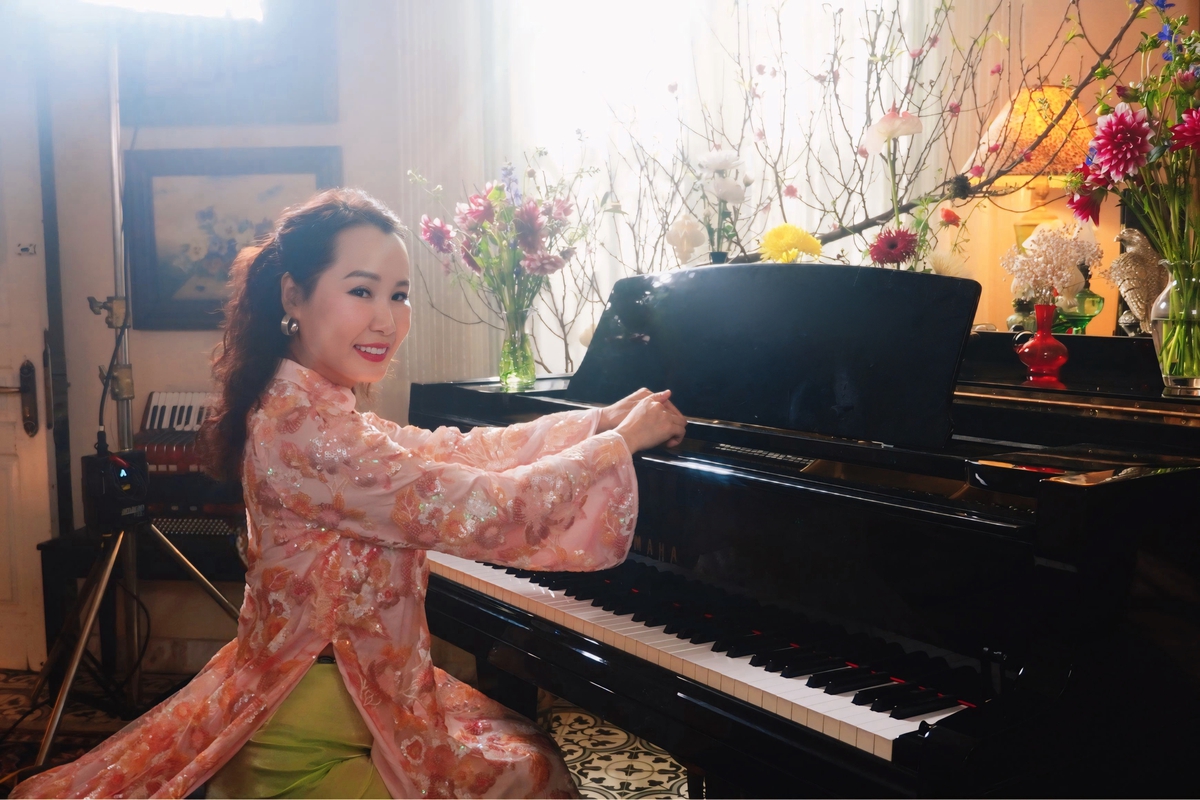 Nhạc sĩ Giáng Son trong MV "Hà Nội những sắc hoa xuân"