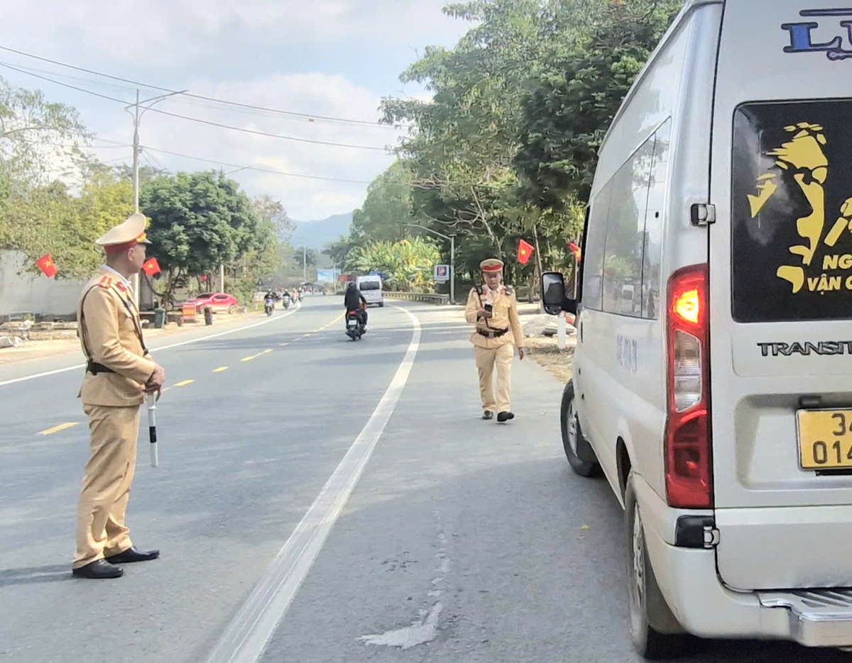 Cảnh sát giao thông Lạng Sơn phát nước uống, khăn lạnh, sữa cho người dân về quê ăn Tết- Ảnh 6. Cảnh sát giao thông Lạng Sơn phát nước uống, khăn lạnh, sữa cho người dân về quê ăn Tết- Ảnh 6.