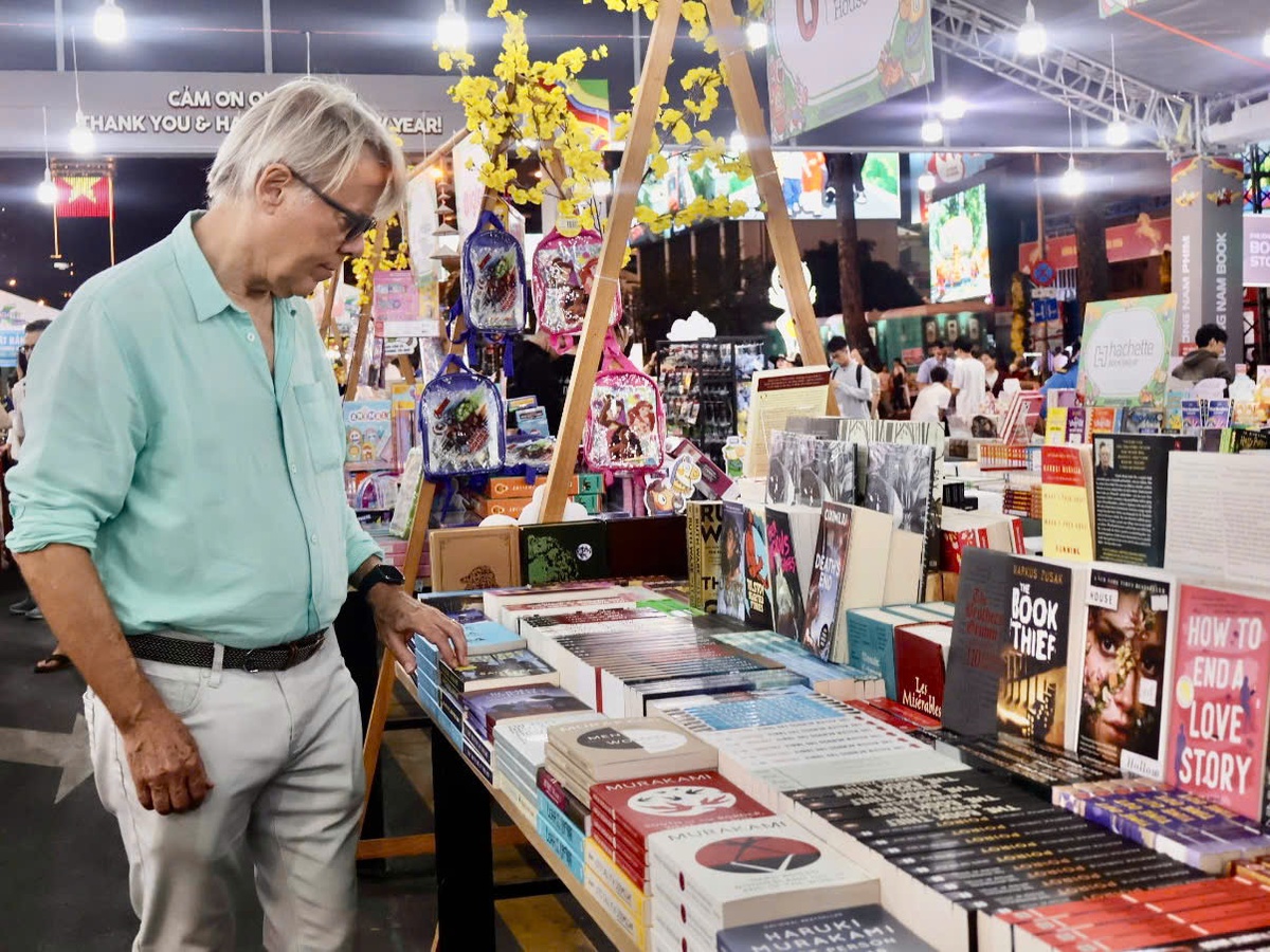 Du khác nước ngoài lựa chọn các tựa sách tại Lễ hội Đường sách Tết Bính Ngọ 2026. Ảnh: Hồ Lam Du khác nước ngoài lựa chọn các tựa sách tại Lễ hội Đường sách Tết Bính Ngọ 2026. Ảnh: Hồ Lam