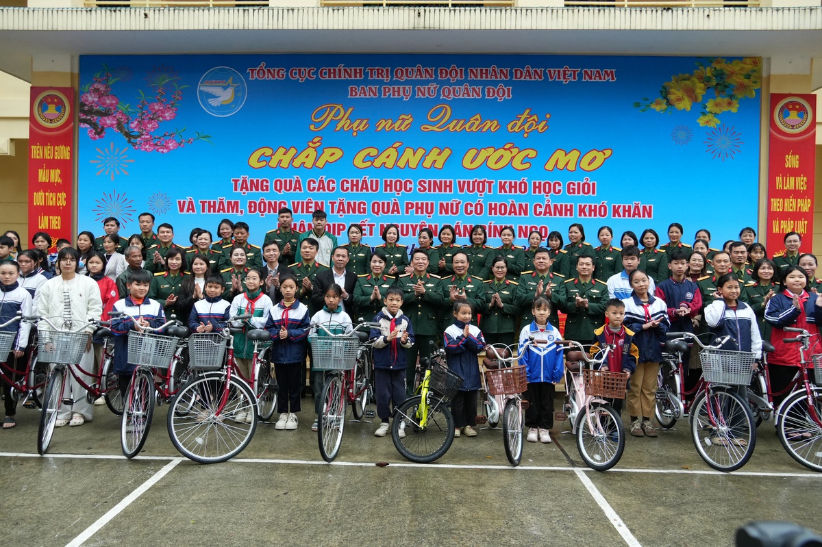 Niềm vui của các cháu là con quân nhân khi được nhận xe đạp từ chương trình “Chắp cánh ước mơ”