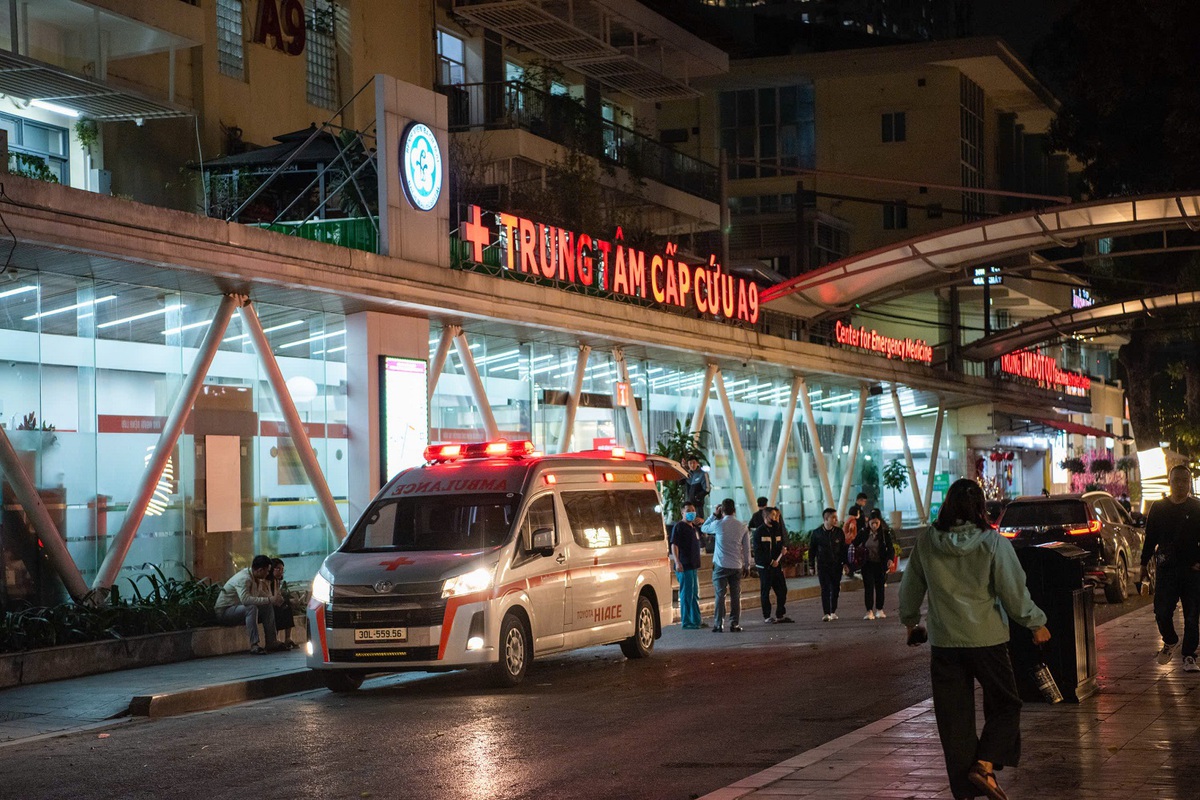 Trắng đêm cấp cứu những ngày cuối năm tại Bệnh viện Bạch Mai- Ảnh 1.