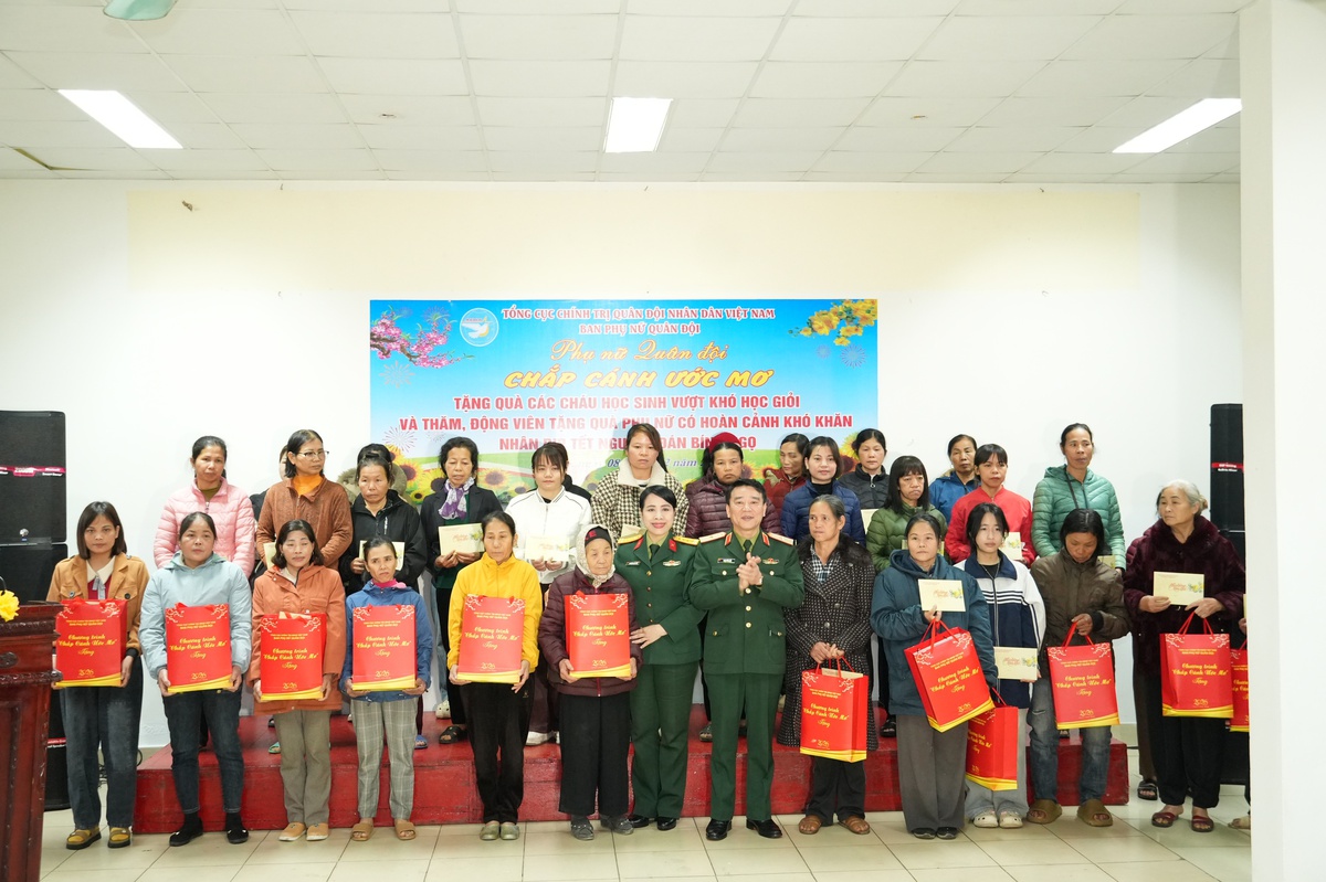 Thiếu tướng Phạm Văn Hiếu và Đại tá Nguyễn Thị Thu Hiền trao quà tới các gia đình có hoàn cảnh khó khăn