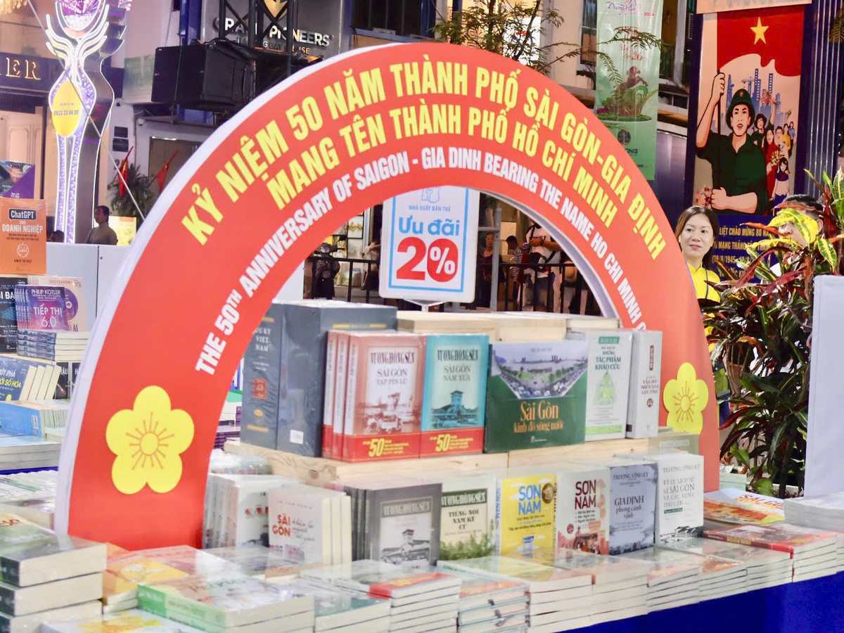 Nhiều sách biên khảo, văn học về miền Nam của NXB Trẻ được giới thiệu tại Lễ hội Đường sách Tết 2026. Ảnh: Hồ Lam