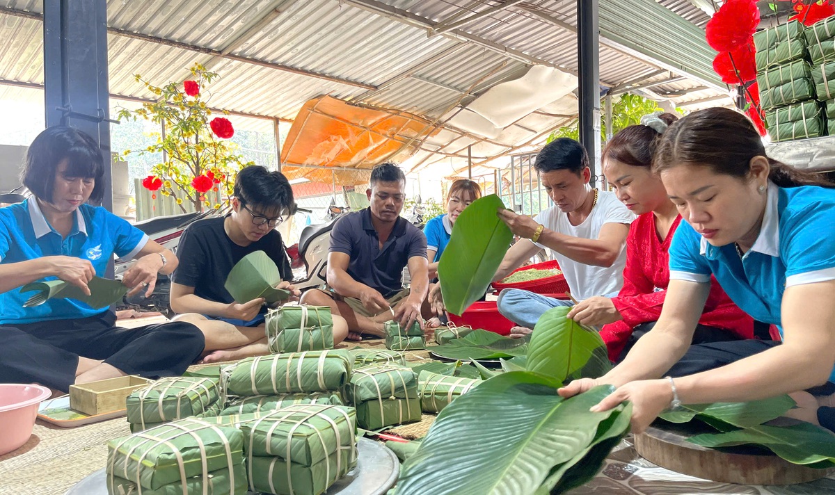 Nồi bánh Tết mang thông điệp bình đẳng giới- Ảnh 1. Nồi bánh Tết mang thông điệp bình đẳng giới- Ảnh 1.