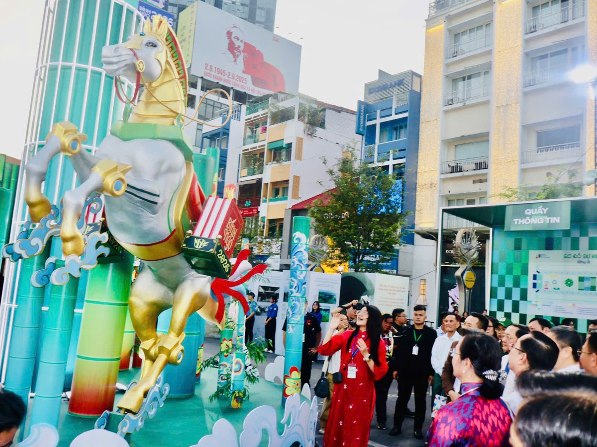 Du khách nghe giới thiệu về linh vật "Bính ngọ vươn mình". Ảnh: Hồ Lam