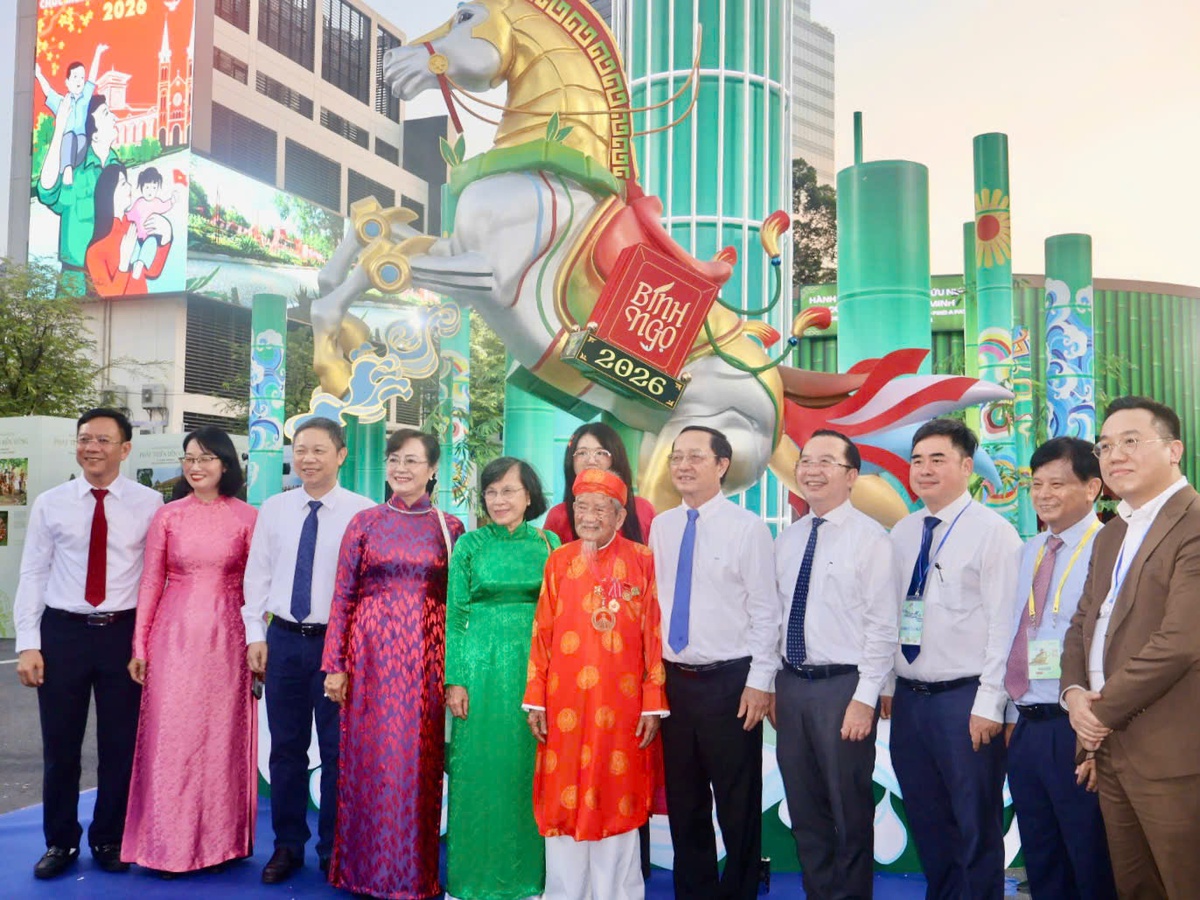 Các nguyên lãnh đạo, lãnh đạo trung ương và thành phố, cùng đại sức văn hoá đọc Nguyễn Đình Tư đứng trước linh vật của Đường sách Tết. Ảnh: Hồ Lam