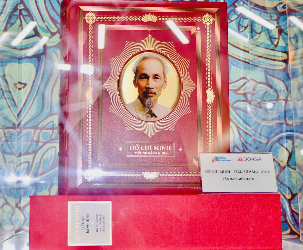 Sách Hồ Chí Minh - Tiểu sử bằng hình được giới thiệu tại lễ hội. Ảnh: Hồ Lam