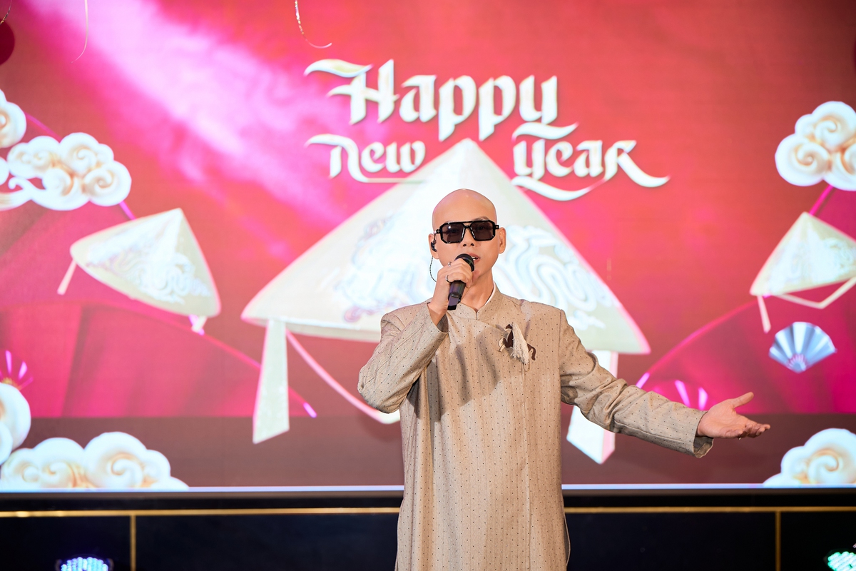 Phan Đinh Tùng bày tỏ, anh mong muốn ca khúc "Happy New Year" là chúc tinh thần giúp khán giả khởi đầu mỗi ngày với tâm thế an yên, tích cực và hướng đến một năm mới bình an, hạnh phúc.