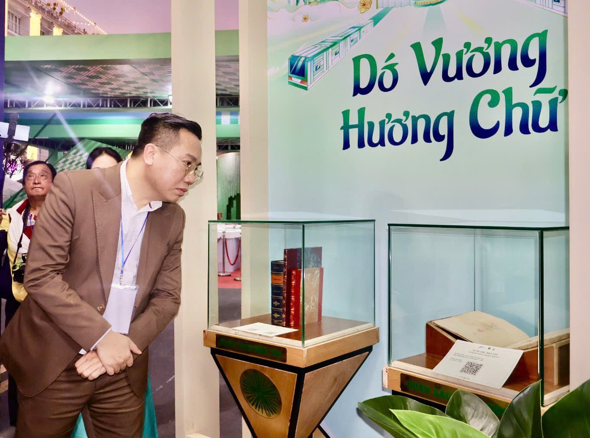 Cục trưởng Cục Xuất bản, In và Phát hành Nguyễn Nguyên tham quan. Ảnh: Hồ Lam