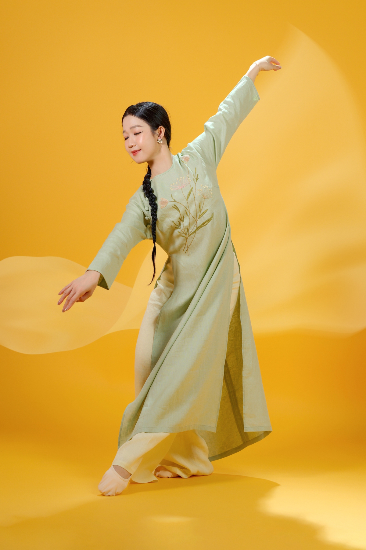 Vũ khúc free style áo dài mùa Xuân- Ảnh 2. Vũ khúc free style áo dài mùa Xuân- Ảnh 2.