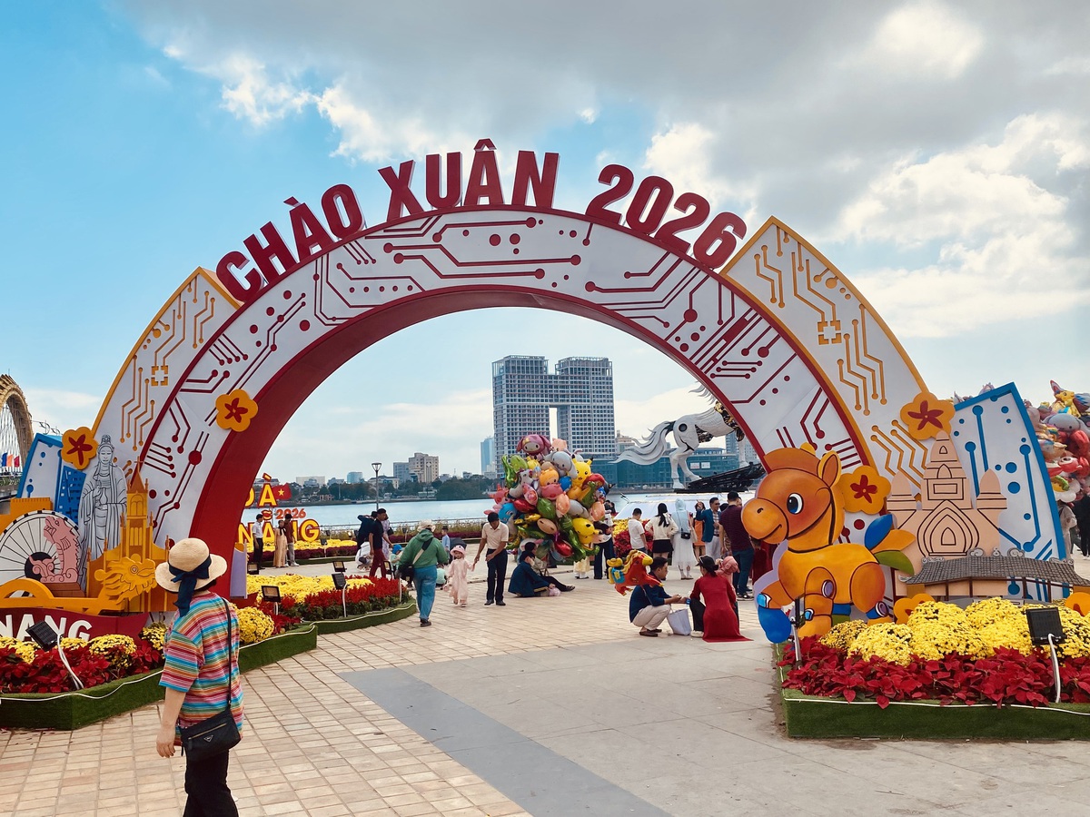 Du khách nô nức check-in linh vật ngựa tại đường hoa Tết Đà Nẵng- Ảnh 1. Du khách nô nức check-in linh vật ngựa tại đường hoa Tết Đà Nẵng- Ảnh 1.