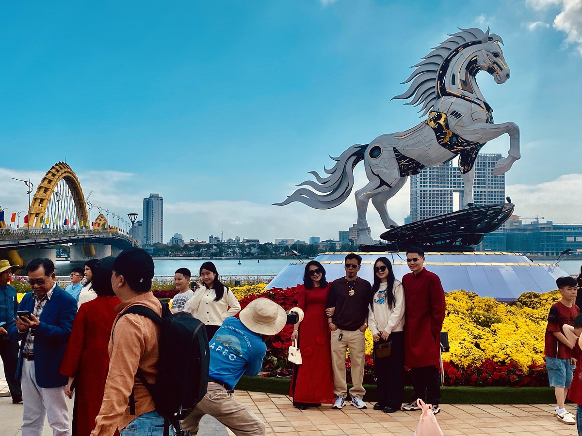 Du khách nô nức check-in linh vật ngựa tại đường hoa Tết Đà Nẵng- Ảnh 2. Du khách nô nức check-in linh vật ngựa tại đường hoa Tết Đà Nẵng- Ảnh 2.