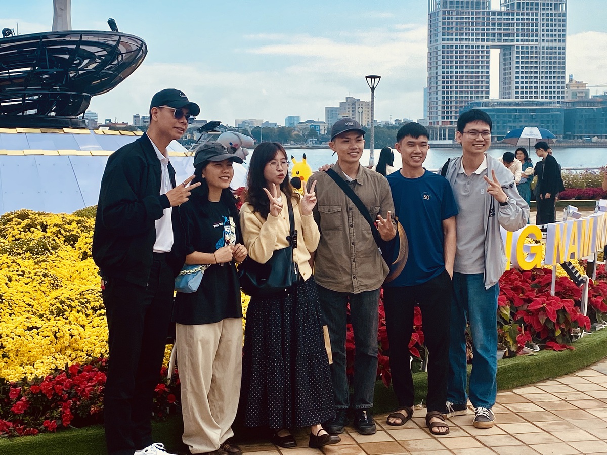 Du khách nô nức check-in linh vật ngựa tại đường hoa Tết Đà Nẵng- Ảnh 4. Du khách nô nức check-in linh vật ngựa tại đường hoa Tết Đà Nẵng- Ảnh 4.