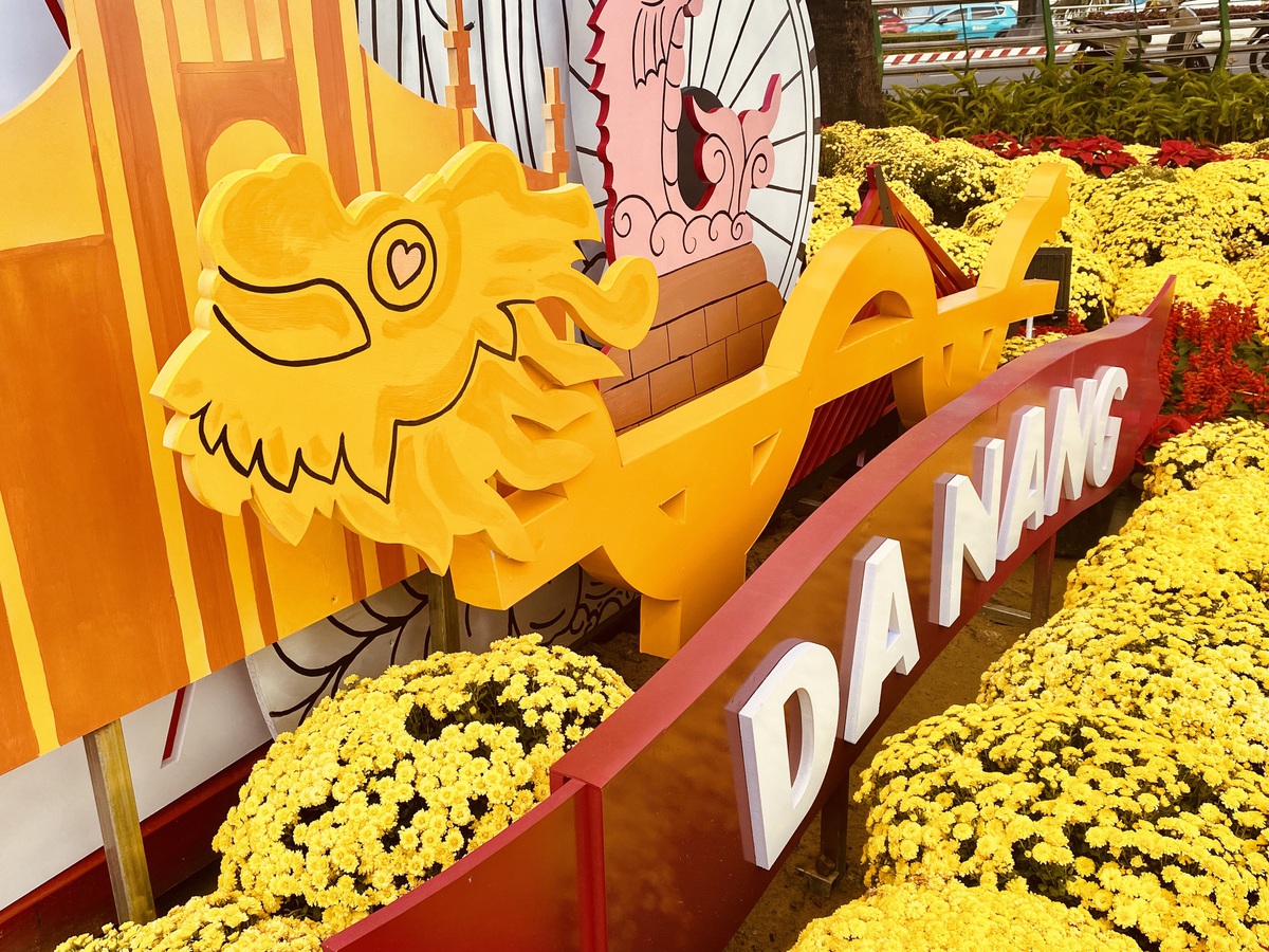 Du khách nô nức check-in linh vật ngựa tại đường hoa Tết Đà Nẵng- Ảnh 10. Du khách nô nức check-in linh vật ngựa tại đường hoa Tết Đà Nẵng- Ảnh 10.