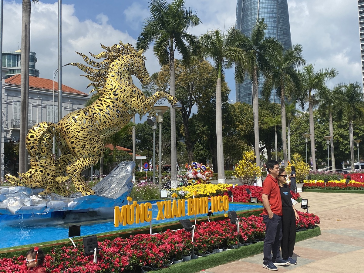 Du khách nô nức check-in linh vật ngựa tại đường hoa Tết Đà Nẵng- Ảnh 7. Du khách nô nức check-in linh vật ngựa tại đường hoa Tết Đà Nẵng- Ảnh 7.