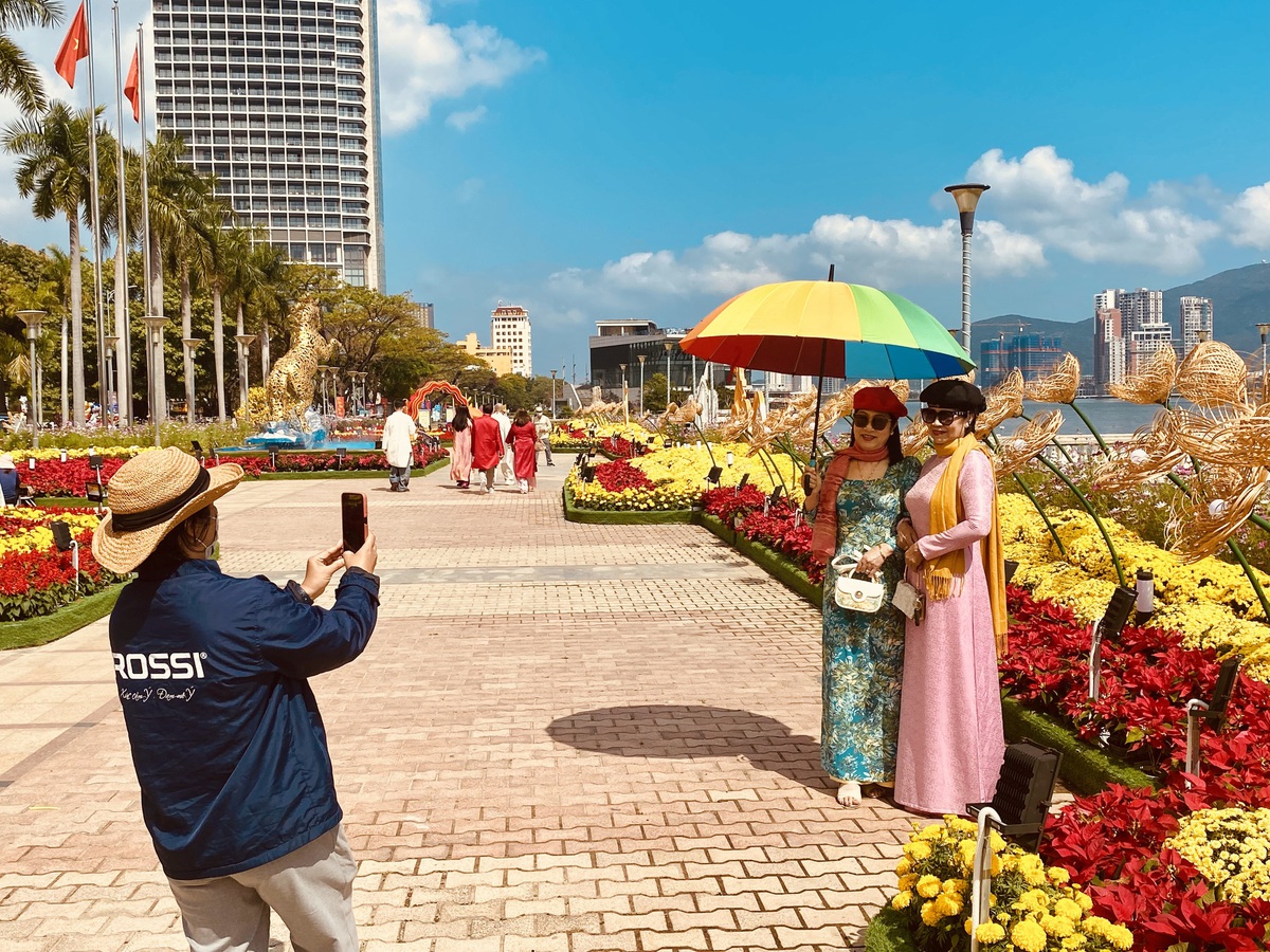 Du khách nô nức check-in linh vật ngựa tại đường hoa Tết Đà Nẵng- Ảnh 5. Du khách nô nức check-in linh vật ngựa tại đường hoa Tết Đà Nẵng- Ảnh 5.