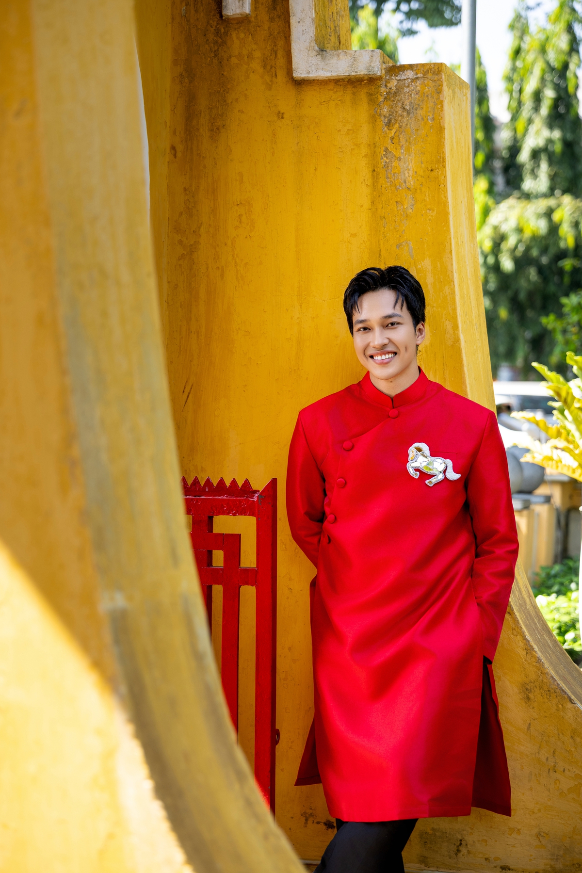 "Khí chất" áo dài nam truyền thống trong Tết Việt- Ảnh 5.