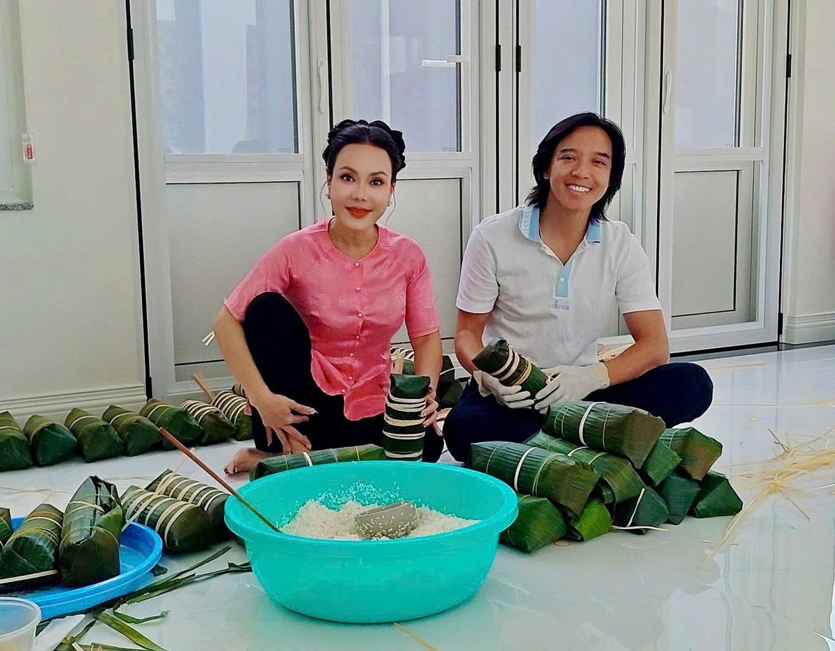 Việt Hương và chồng - nhạc sĩ Hoài Phương tự tay gói bánh tét. Ảnh: FBNV Việt Hương và chồng - nhạc sĩ Hoài Phương tự tay gói bánh tét. Ảnh: FBNV