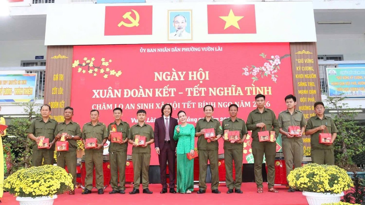 Hai vợ chồng nghệ sĩ Việt Hương trao tặng nhiều phần quà cho bà con trong dịp Tết Bính Ngọ 2026. Ảnh: FBNV Hai vợ chồng nghệ sĩ Việt Hương trao tặng nhiều phần quà cho bà con trong dịp Tết Bính Ngọ 2026. Ảnh: FBNV
