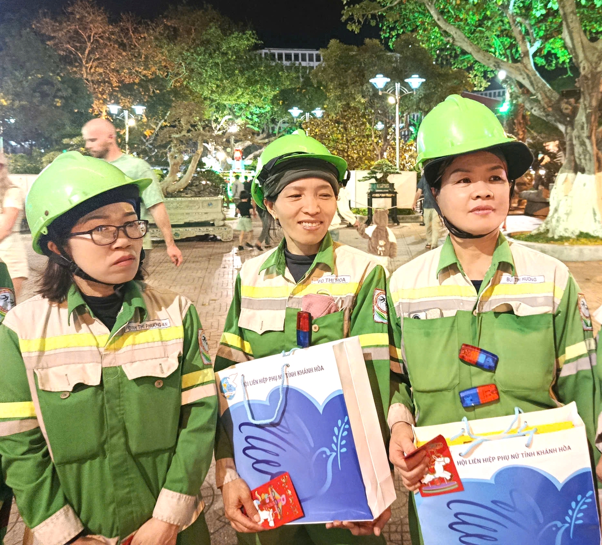 Hội LHPN tỉnh Khánh Hòa thăm, tặng quà các nữ công nhân, bác sĩ trong đêm Giao thừa- Ảnh 1. Hội LHPN tỉnh Khánh Hòa thăm, tặng quà các nữ công nhân, bác sĩ trong đêm Giao thừa- Ảnh 1.