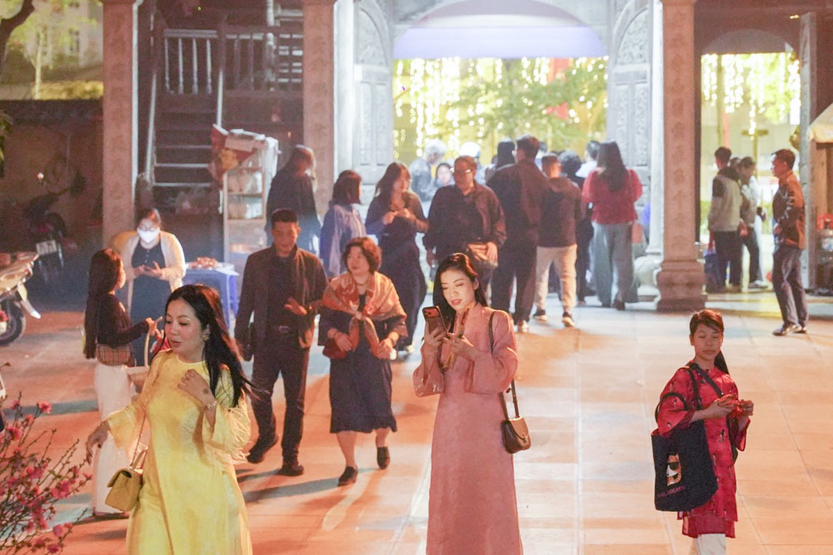 Người Hà Nội đi lễ xuyên đêm ngay sau Giao thừa- Ảnh 2. Người Hà Nội đi lễ xuyên đêm ngay sau Giao thừa- Ảnh 2.