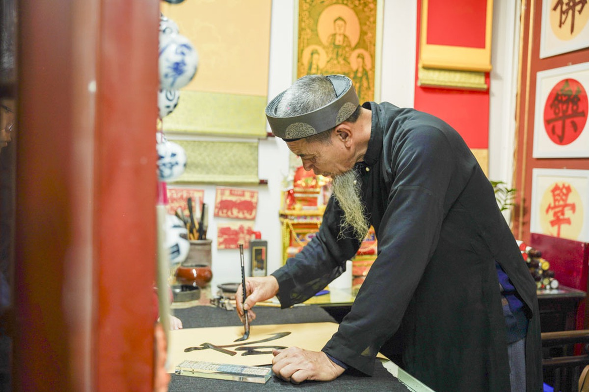 Người Hà Nội đi lễ xuyên đêm ngay sau Giao thừa- Ảnh 11. Người Hà Nội đi lễ xuyên đêm ngay sau Giao thừa- Ảnh 11.