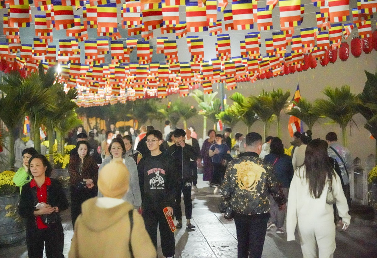 Người Hà Nội đi lễ xuyên đêm ngay sau Giao thừa- Ảnh 12. Người Hà Nội đi lễ xuyên đêm ngay sau Giao thừa- Ảnh 12.