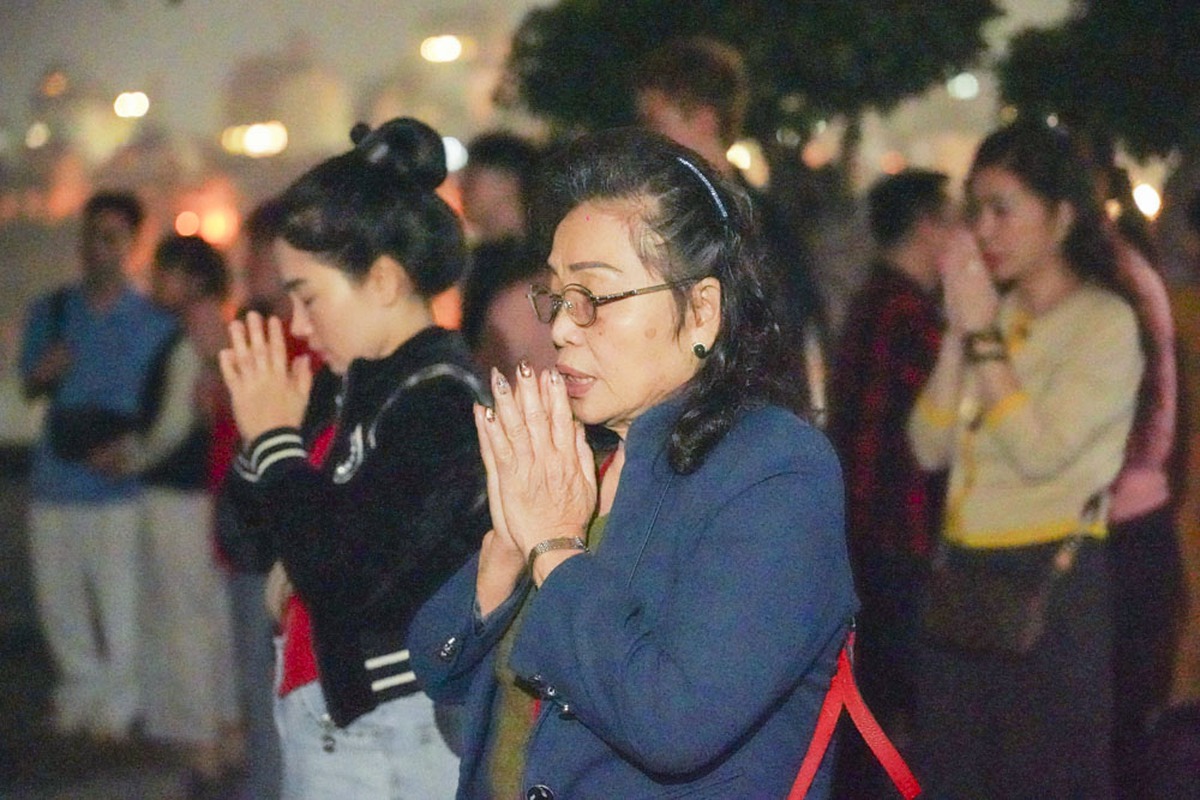 Người Hà Nội đi lễ xuyên đêm ngay sau Giao thừa- Ảnh 13. Người Hà Nội đi lễ xuyên đêm ngay sau Giao thừa- Ảnh 13.