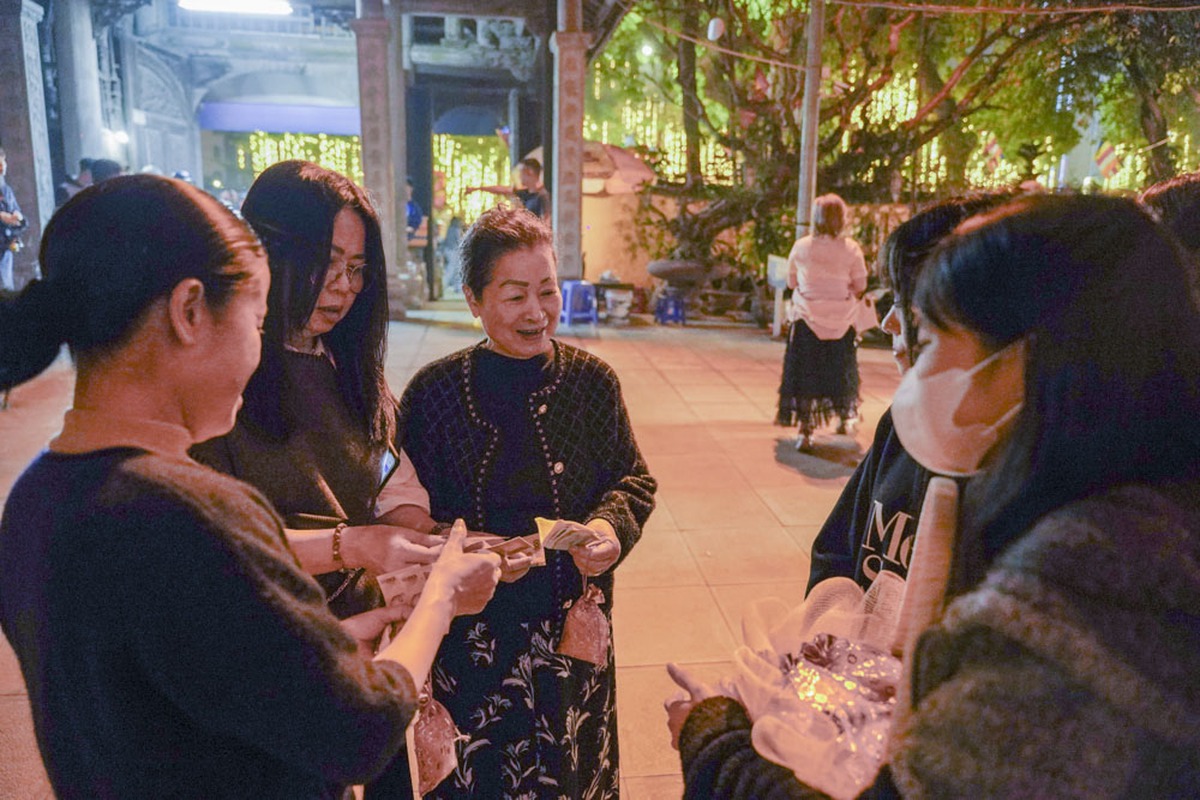 Người Hà Nội đi lễ xuyên đêm ngay sau Giao thừa- Ảnh 14. Người Hà Nội đi lễ xuyên đêm ngay sau Giao thừa- Ảnh 14.