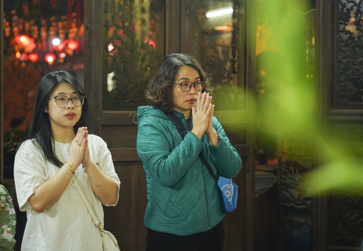 Người Hà Nội đi lễ xuyên đêm ngay sau Giao thừa- Ảnh 4. Người Hà Nội đi lễ xuyên đêm ngay sau Giao thừa- Ảnh 4.