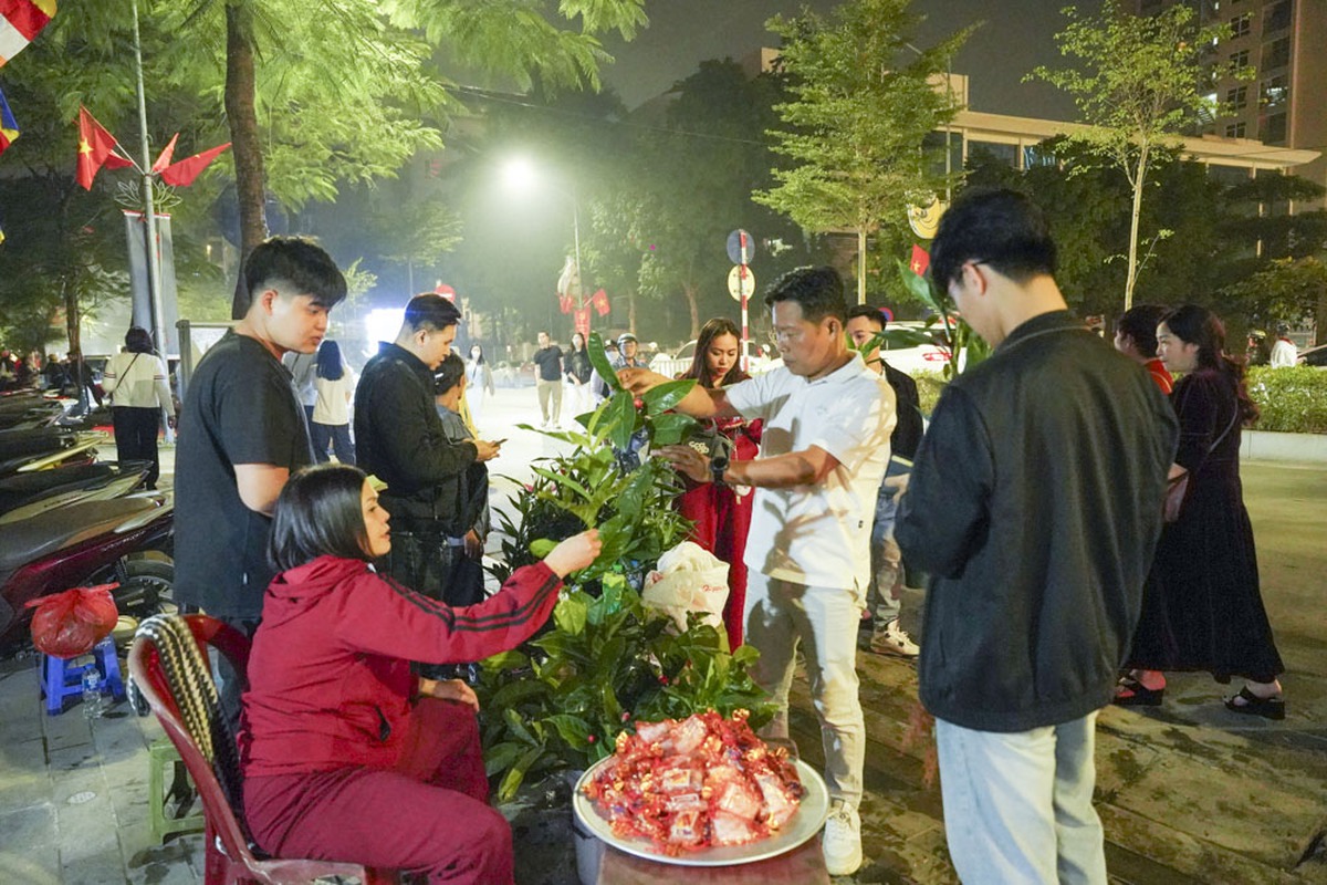Người Hà Nội đi lễ xuyên đêm ngay sau Giao thừa- Ảnh 6. Người Hà Nội đi lễ xuyên đêm ngay sau Giao thừa- Ảnh 6.