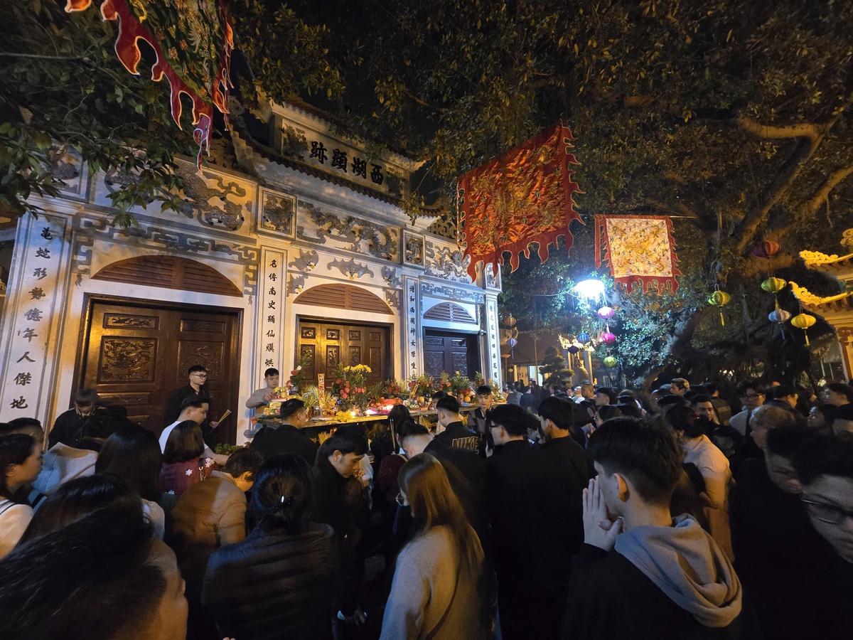 Dòng người nườm nượp đi lễ Phủ Tây Hồ từ rạng sáng mùng 1 Tết- Ảnh 6.