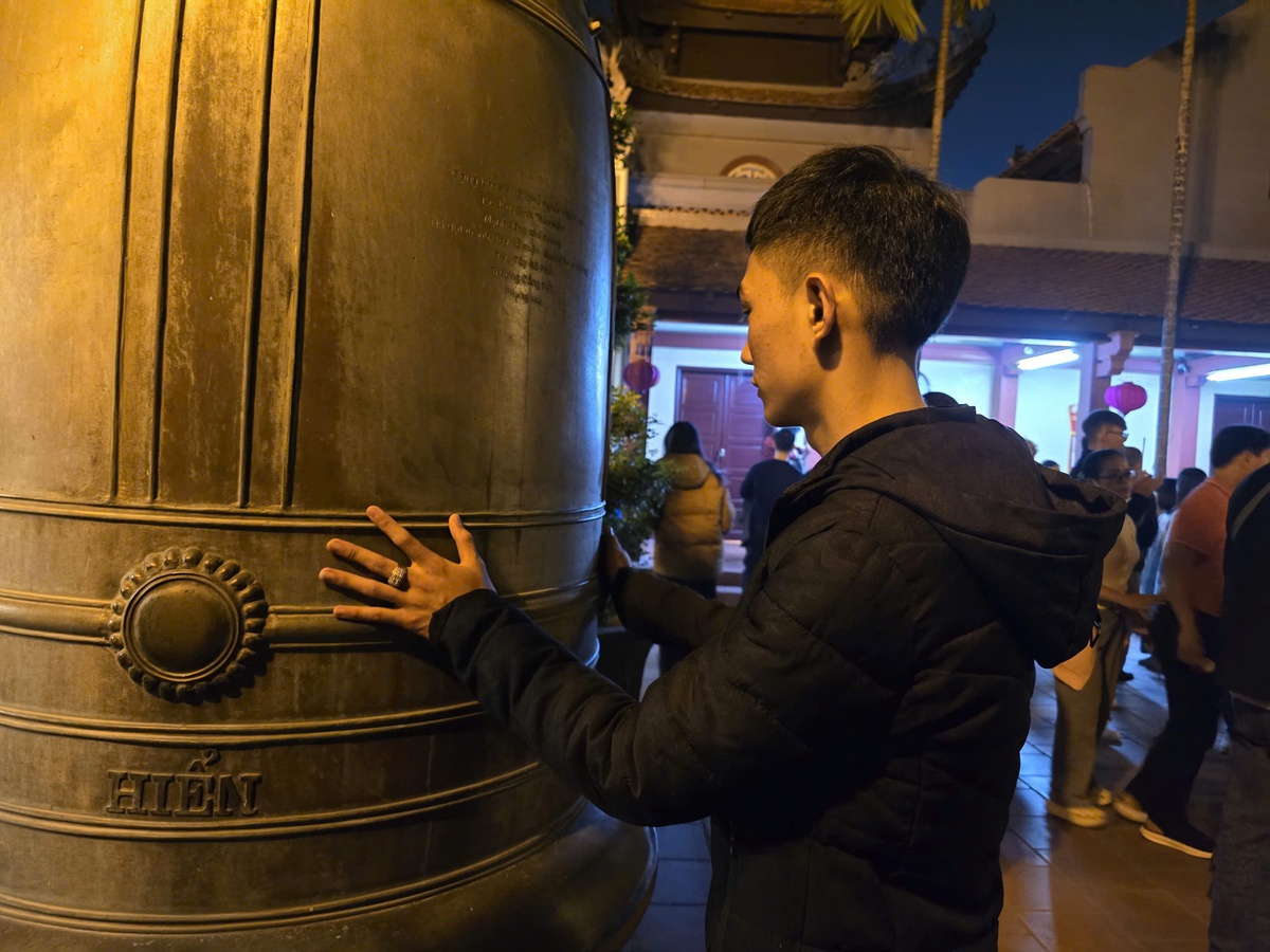 Dòng người nườm nượp đi lễ Phủ Tây Hồ từ rạng sáng mùng 1 Tết- Ảnh 10.