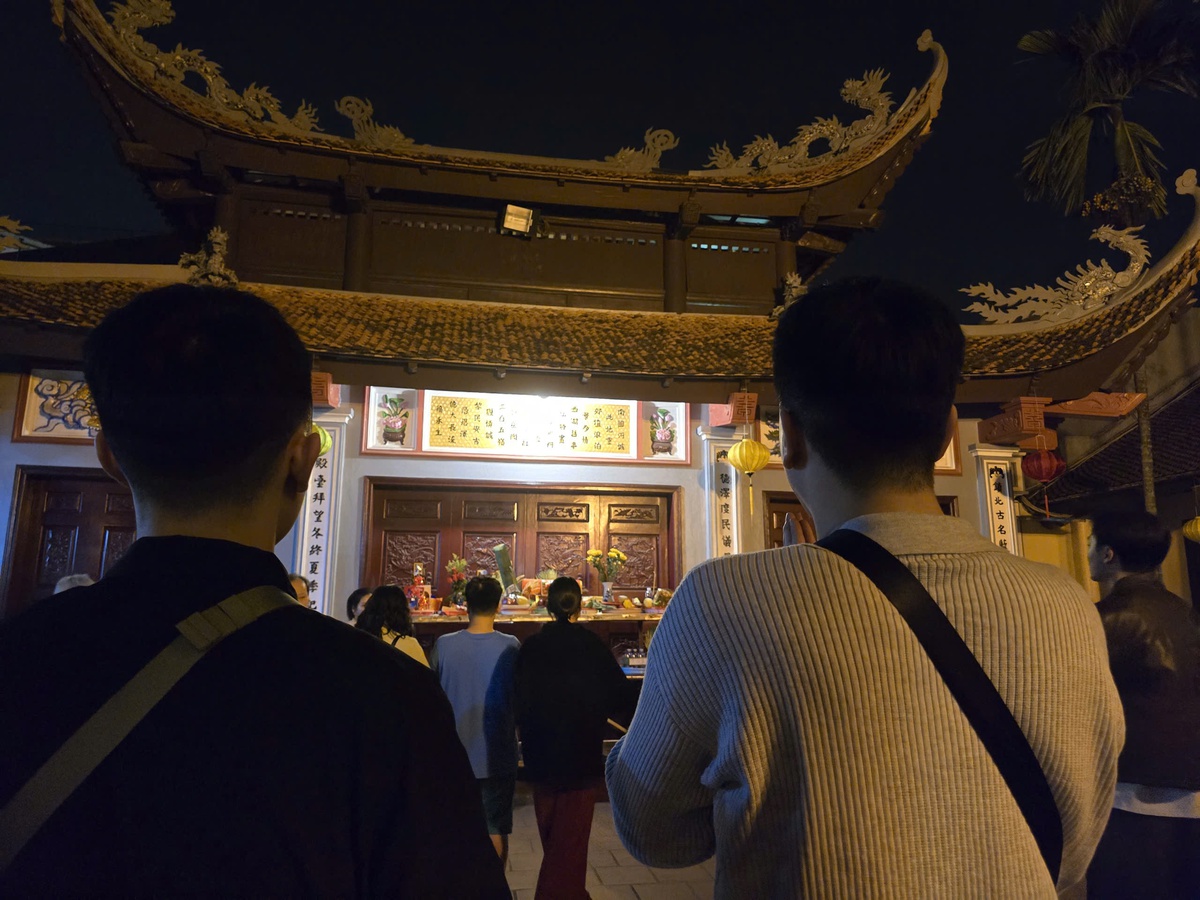 Dòng người nườm nượp đi lễ Phủ Tây Hồ từ rạng sáng mùng 1 Tết- Ảnh 11.