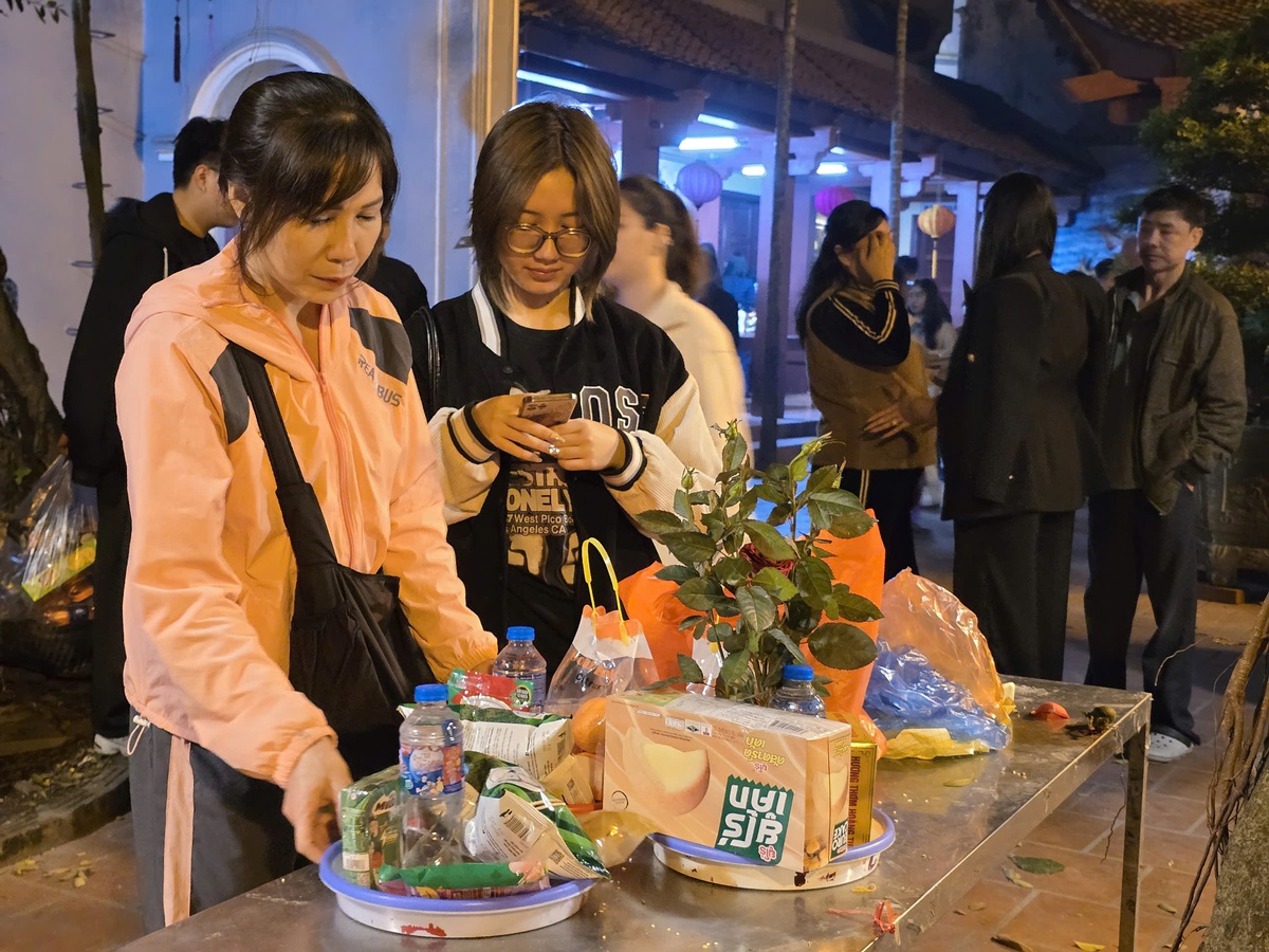 Dòng người nườm nượp đi lễ Phủ Tây Hồ từ rạng sáng mùng 1 Tết- Ảnh 5.