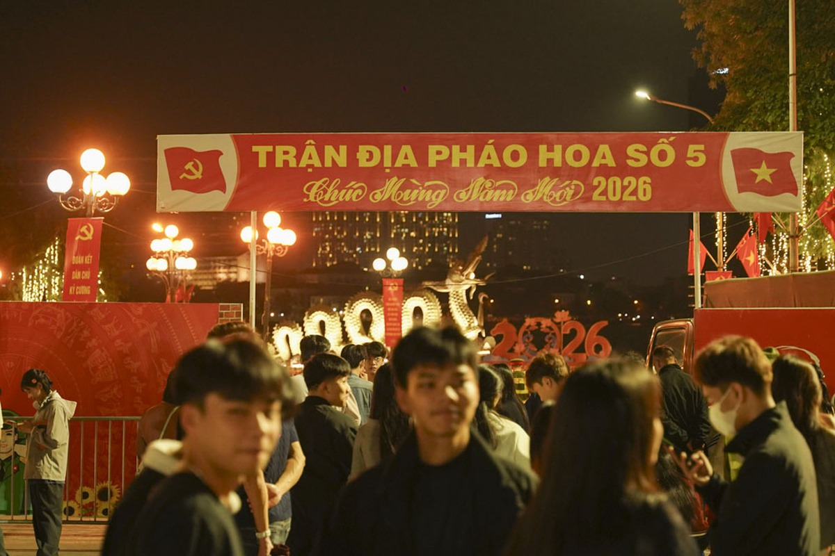 Mãn nhãn màn pháo hoa rực rỡ chào Tết Bính Ngọ 2026- Ảnh 2. Mãn nhãn màn pháo hoa rực rỡ chào Tết Bính Ngọ 2026- Ảnh 2.