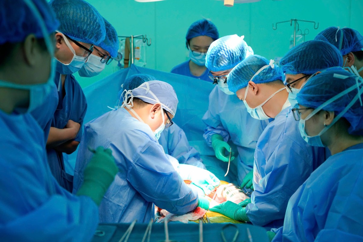 200 nhân viên y tế xuyên đêm thực hiện ghép tạng cứu sống người bệnh- Ảnh 1.