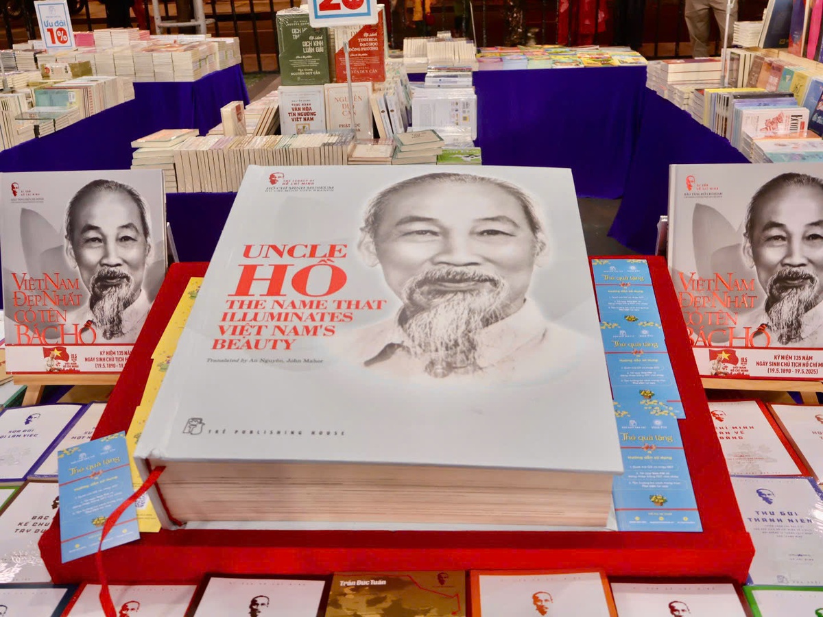 Sách lớn Uncle Ho: The name that illuminates Viet Nam's beauty về cuộc đời Chủ tịch Hồ Chí Minh tại lễ hội. Ảnh: Hồ Lam