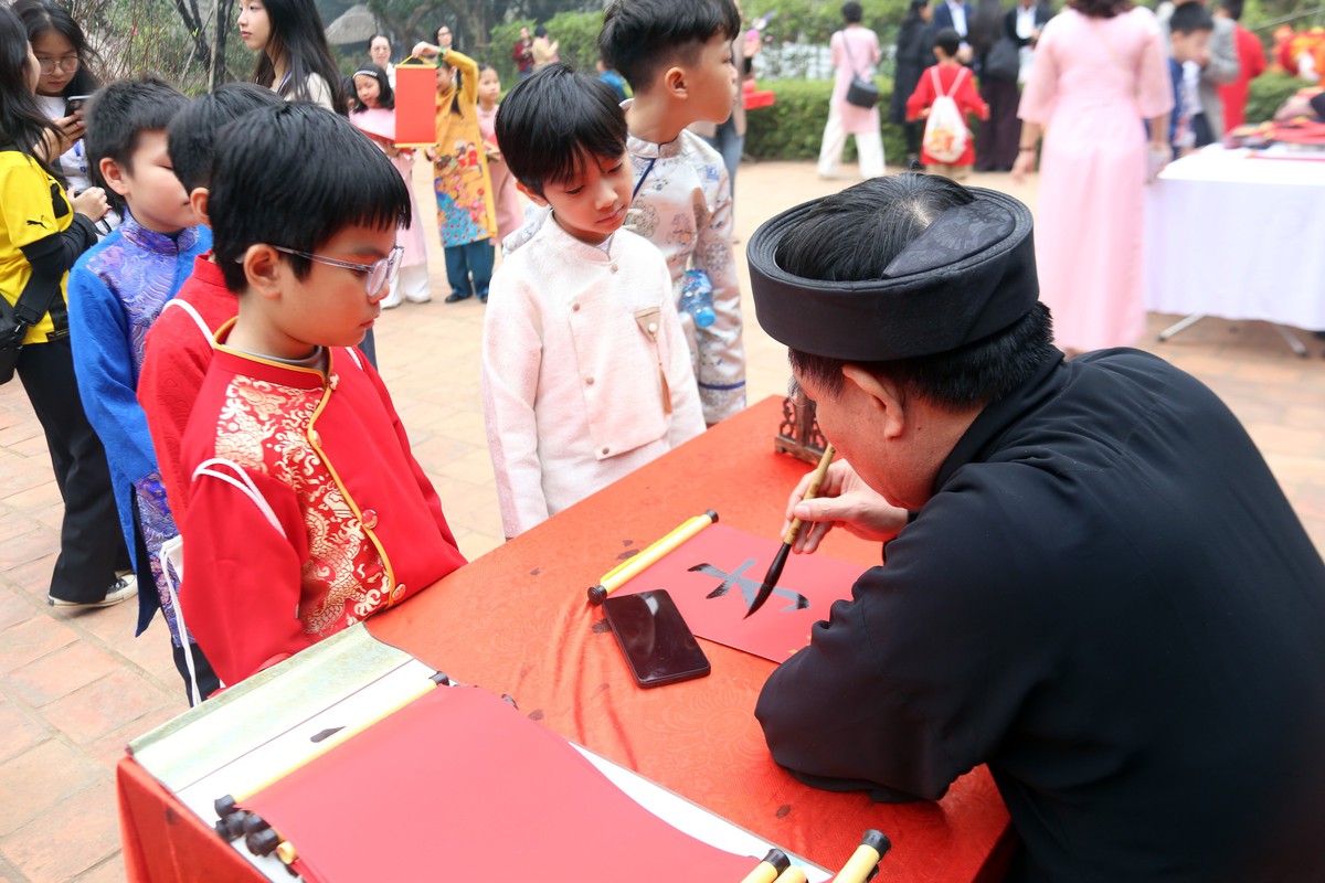 Đầu Xuân đi lễ chùa, xin chữ, mua muối gửi gắm ước vọng năm mới- Ảnh 2. Đầu Xuân đi lễ chùa, xin chữ, mua muối gửi gắm ước vọng năm mới- Ảnh 2.