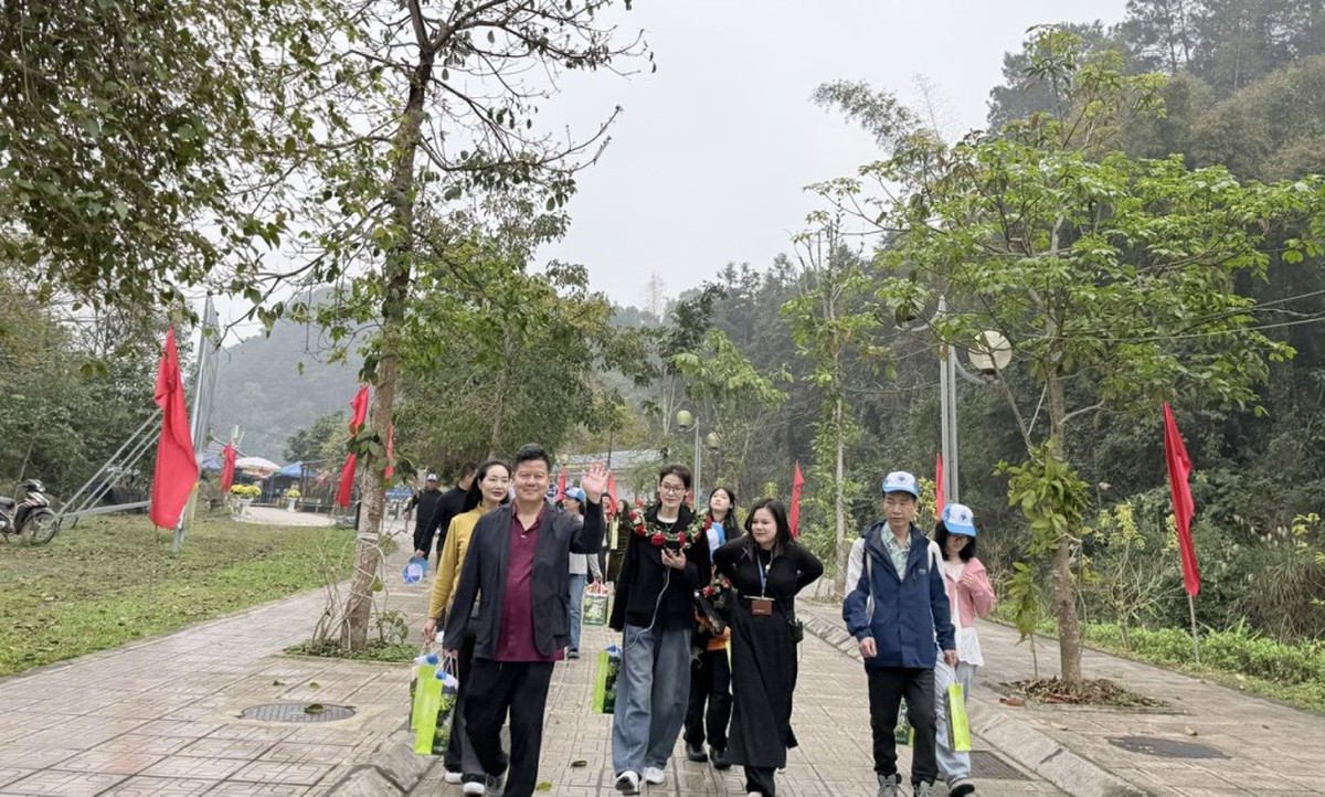 Cao Bằng đón đoàn khách quốc tế đầu tiên ngày đầu năm mới Bính Ngọ- Ảnh 1.