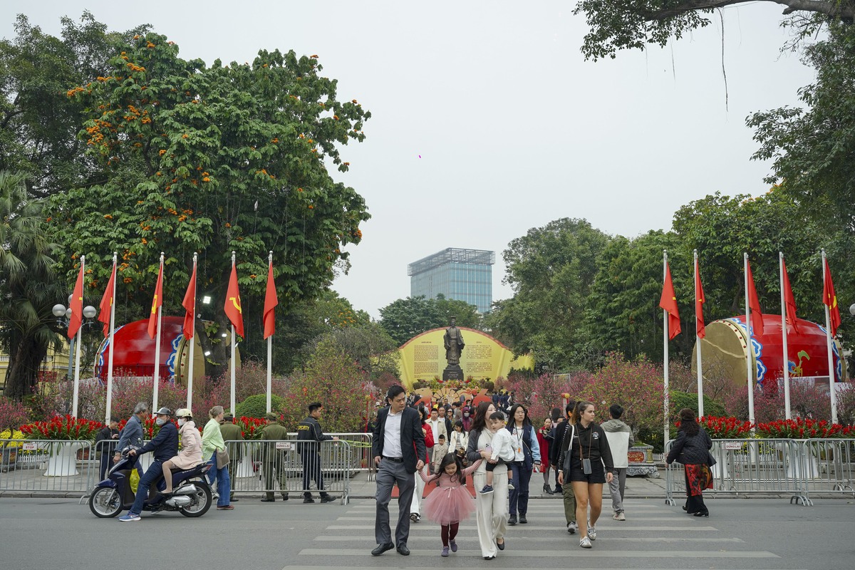 Mùng 2 Tết Bính Ngọ, người Hà Nội xúng xính áo dài xuống phố du Xuân - Ảnh 9. Mùng 2 Tết Bính Ngọ, người Hà Nội xúng xính áo dài xuống phố du Xuân - Ảnh 9.