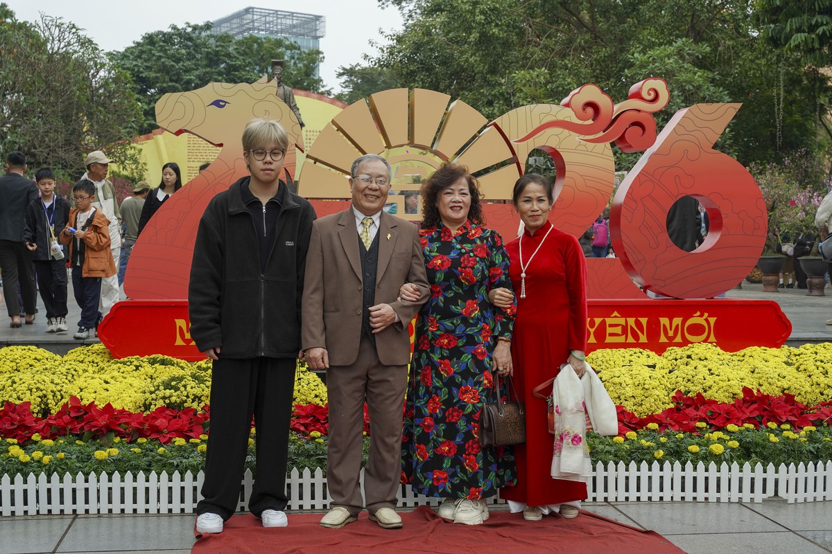 Mùng 2 Tết Bính Ngọ, người Hà Nội xúng xính áo dài xuống phố du Xuân - Ảnh 13. Mùng 2 Tết Bính Ngọ, người Hà Nội xúng xính áo dài xuống phố du Xuân - Ảnh 13.