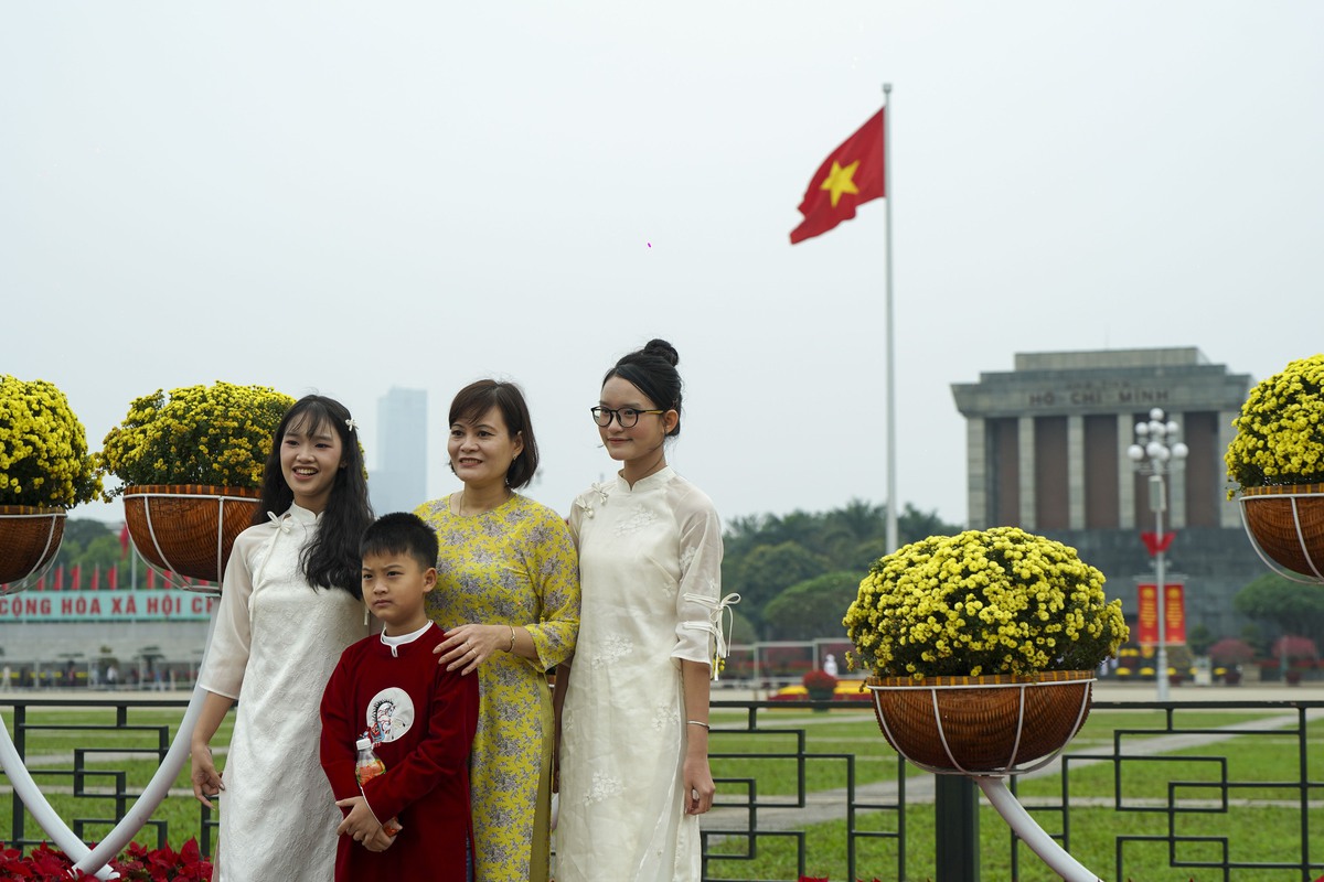 Mùng 2 Tết Bính Ngọ, người Hà Nội xúng xính áo dài xuống phố du Xuân - Ảnh 29. Mùng 2 Tết Bính Ngọ, người Hà Nội xúng xính áo dài xuống phố du Xuân - Ảnh 29.